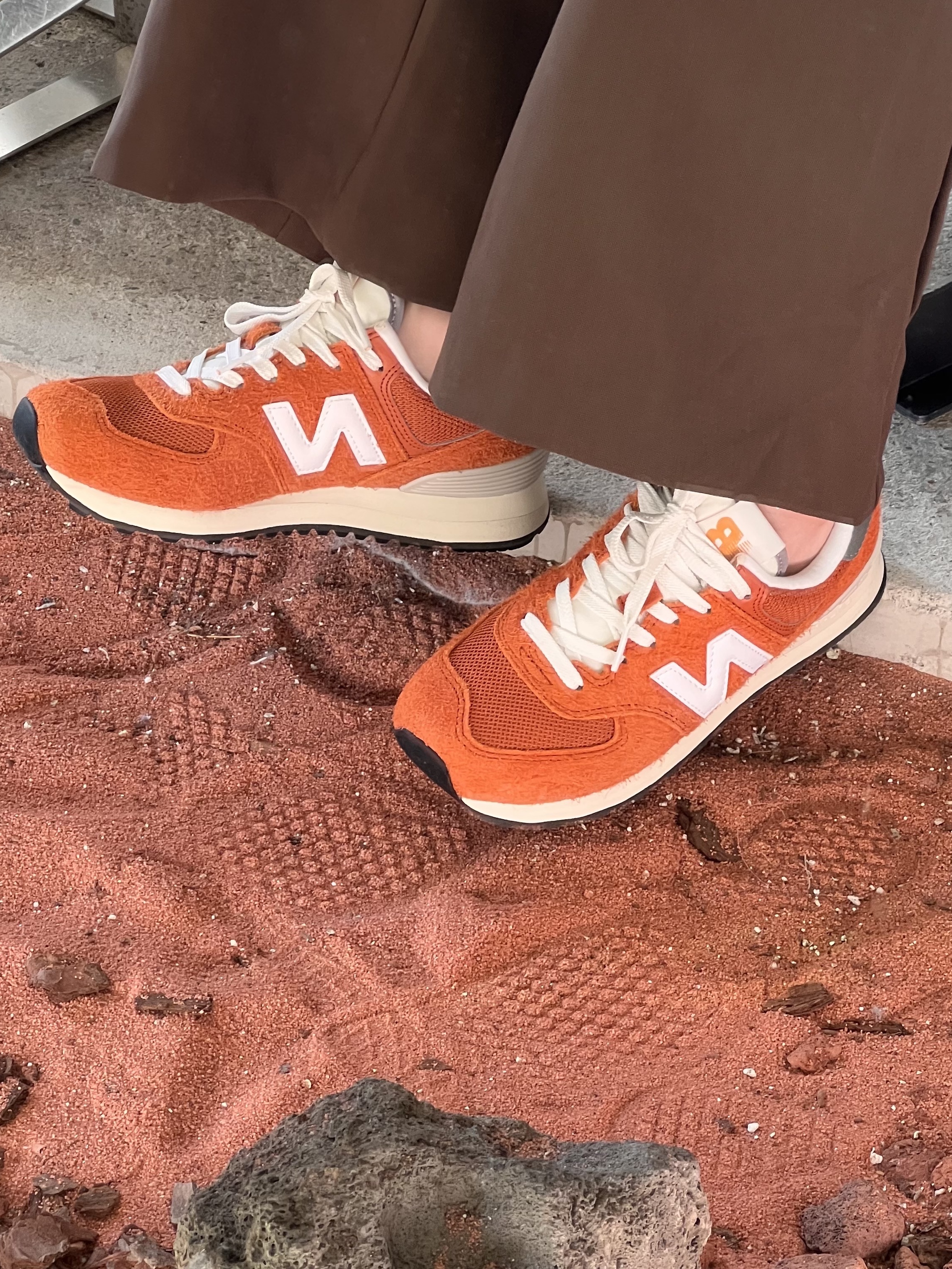 New Balance 574 Heritage Orange Burst White 착용 스타일 - 1