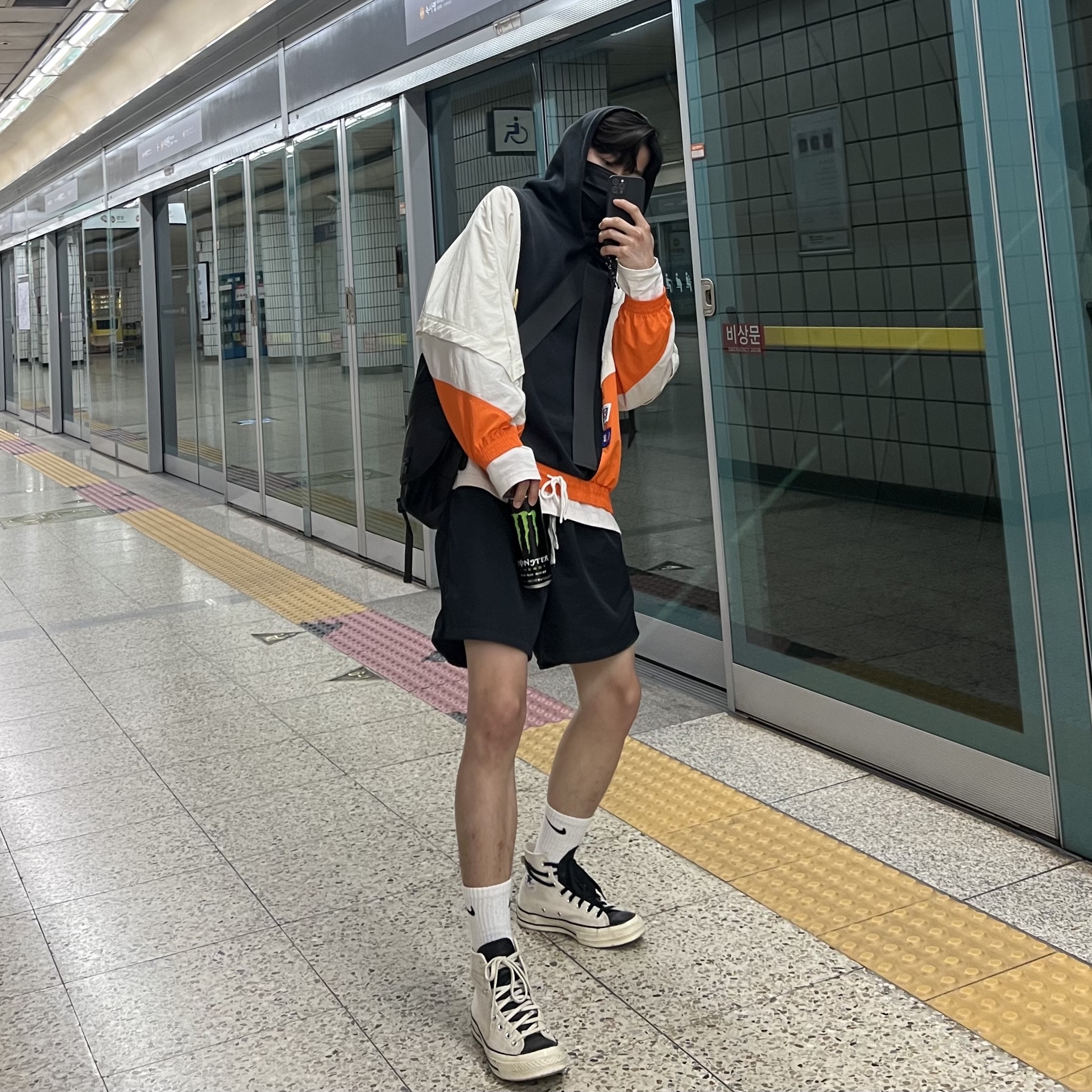Converse x Fear of God Essentials Chuck 70 Hi Natural 2020 착용 스타일 - 1