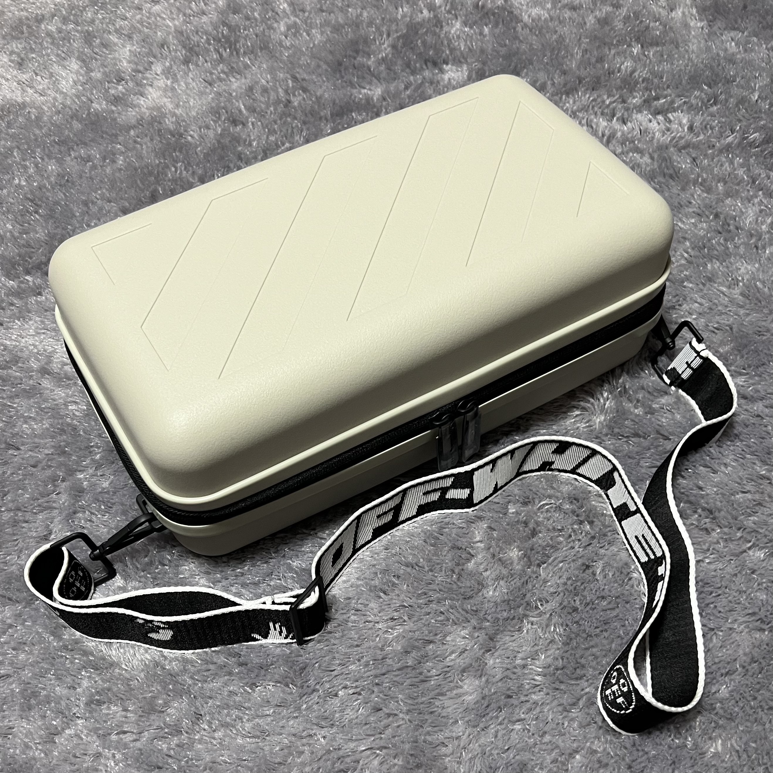 Off-White x Amore Pacific Protection Box (Without Cosmetics) 착용 스타일