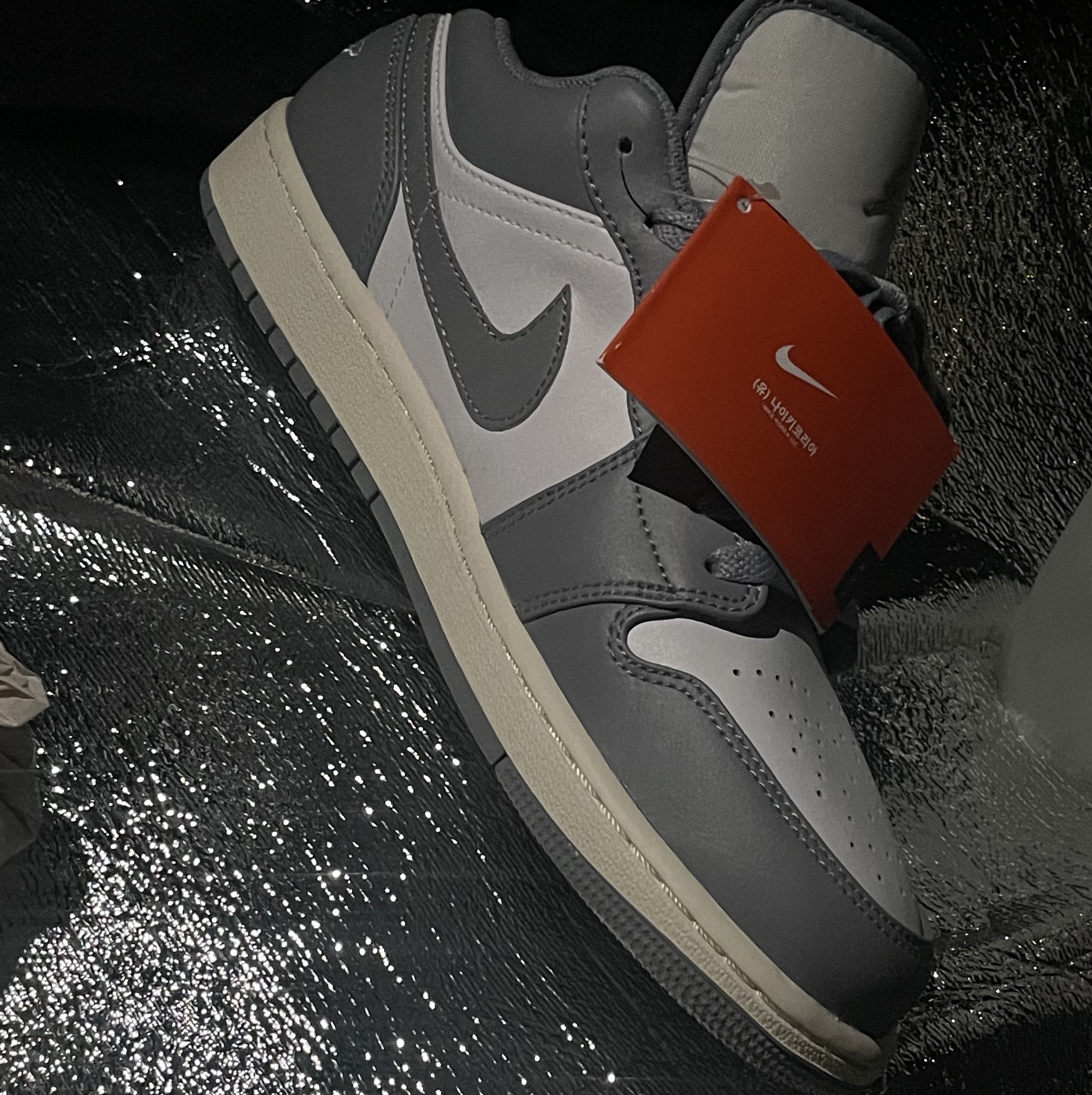 Jordan 1 Low Stealth and White 착용 스타일 - 1