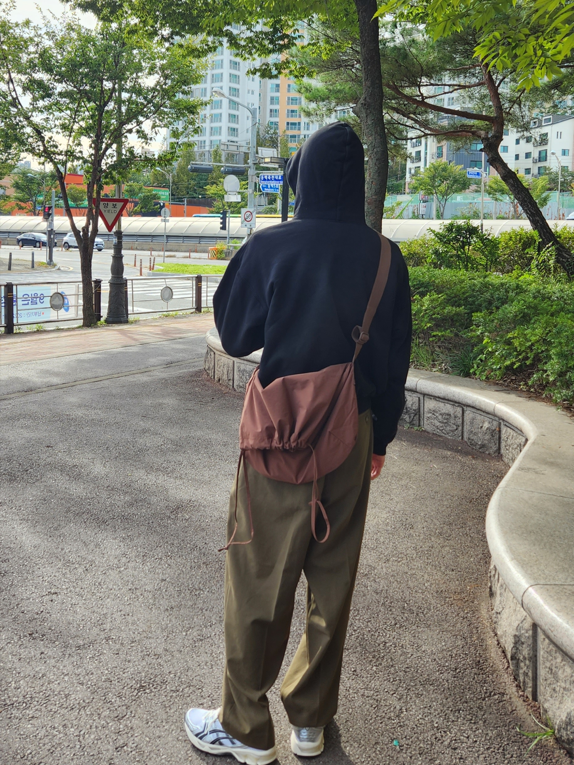 Uniqlo U Drawstring Shoulder Bag Black 착용 스타일