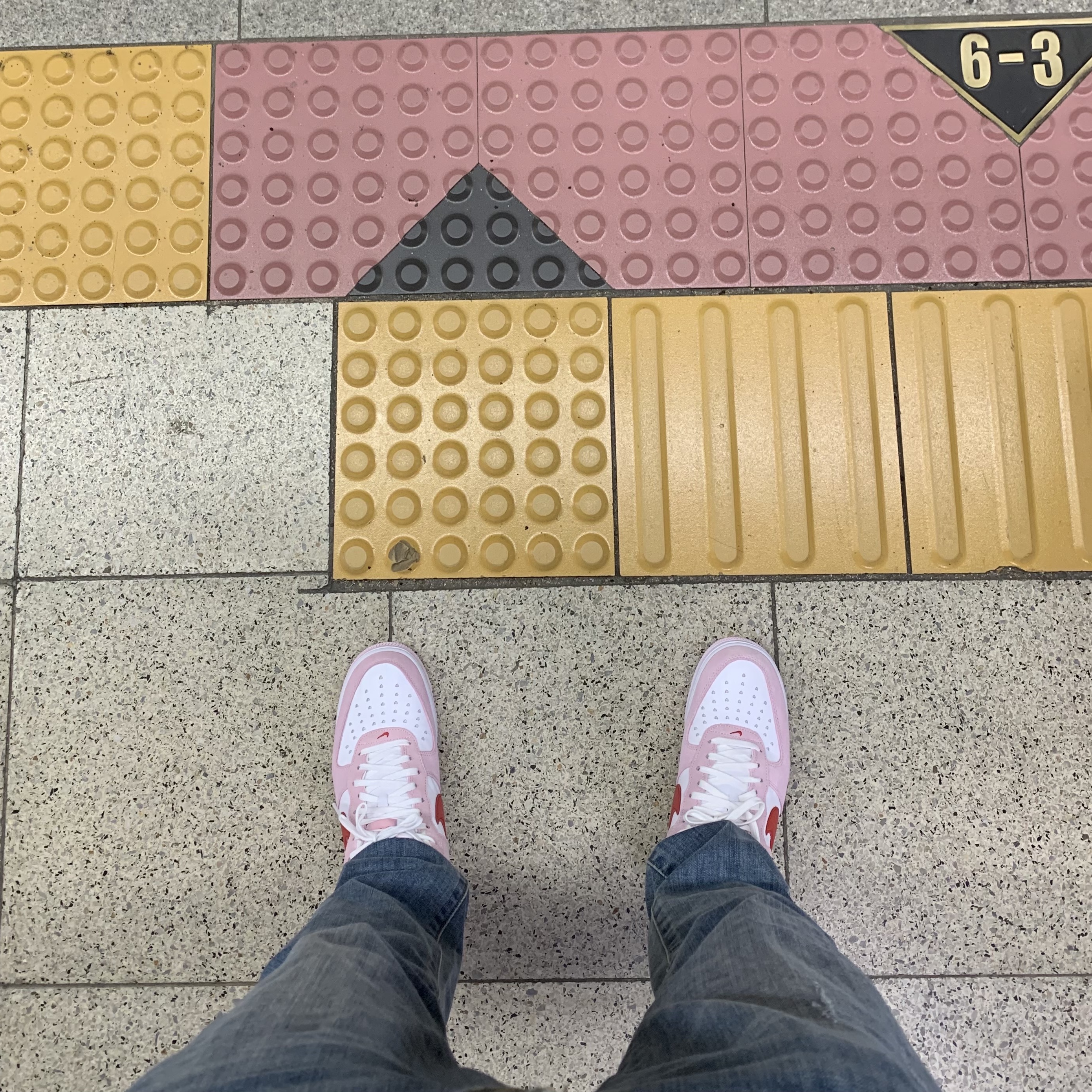 Nike Air Force 1 '07 QS Valentine's Day 착용 스타일