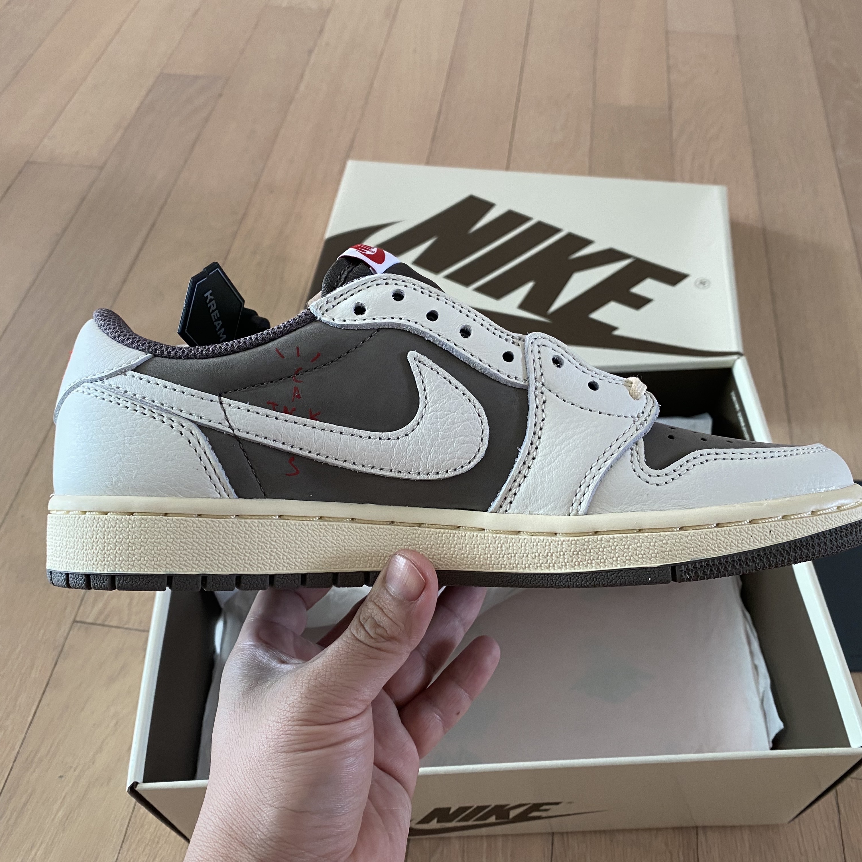 Jordan 1 x Travis Scott Retro Low OG SP Sail and Ridgerock 착용 스타일 - 2