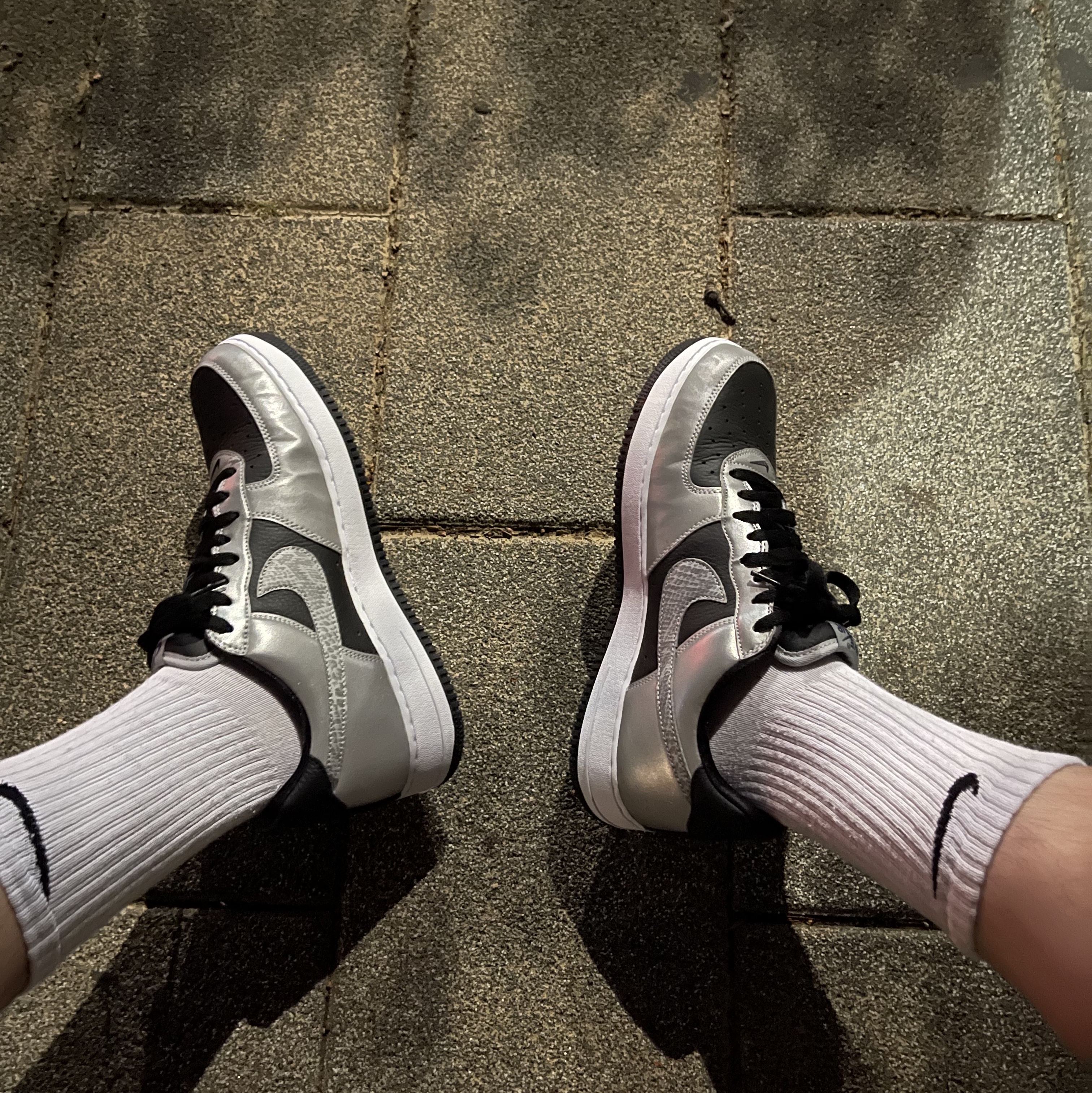 Nike Air Force 1 B Silver Snake 착용 스타일 - 2