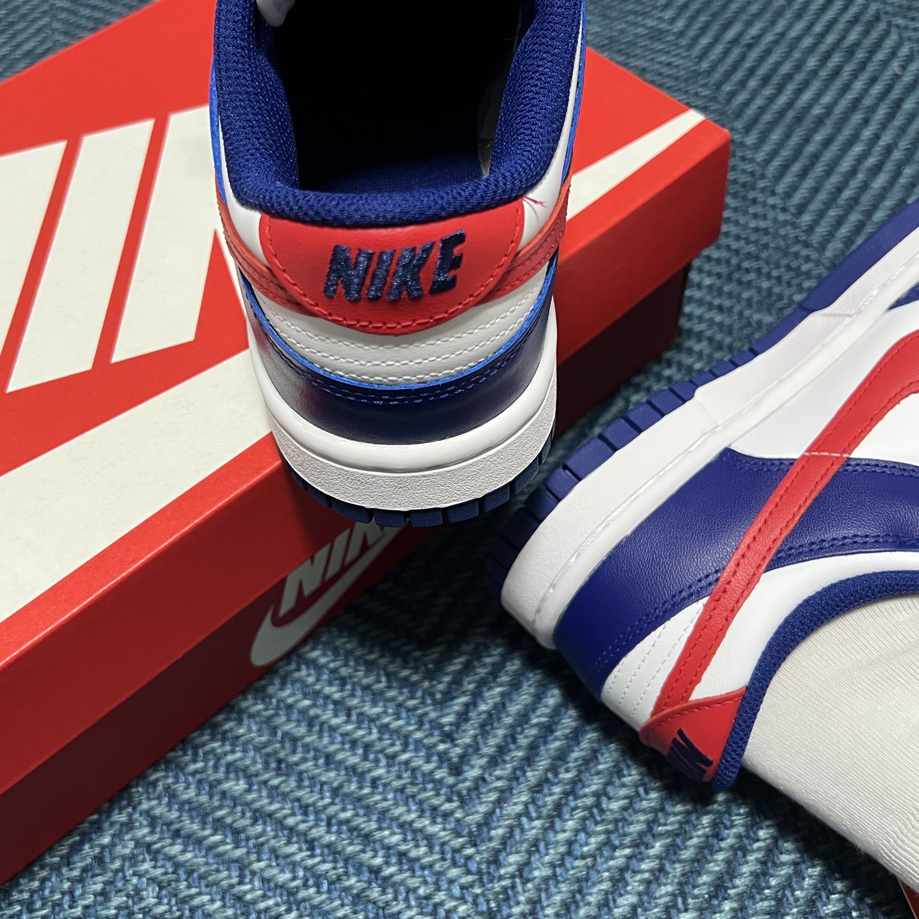 (W) Nike Dunk Low White and University Red 착용 스타일 - 2