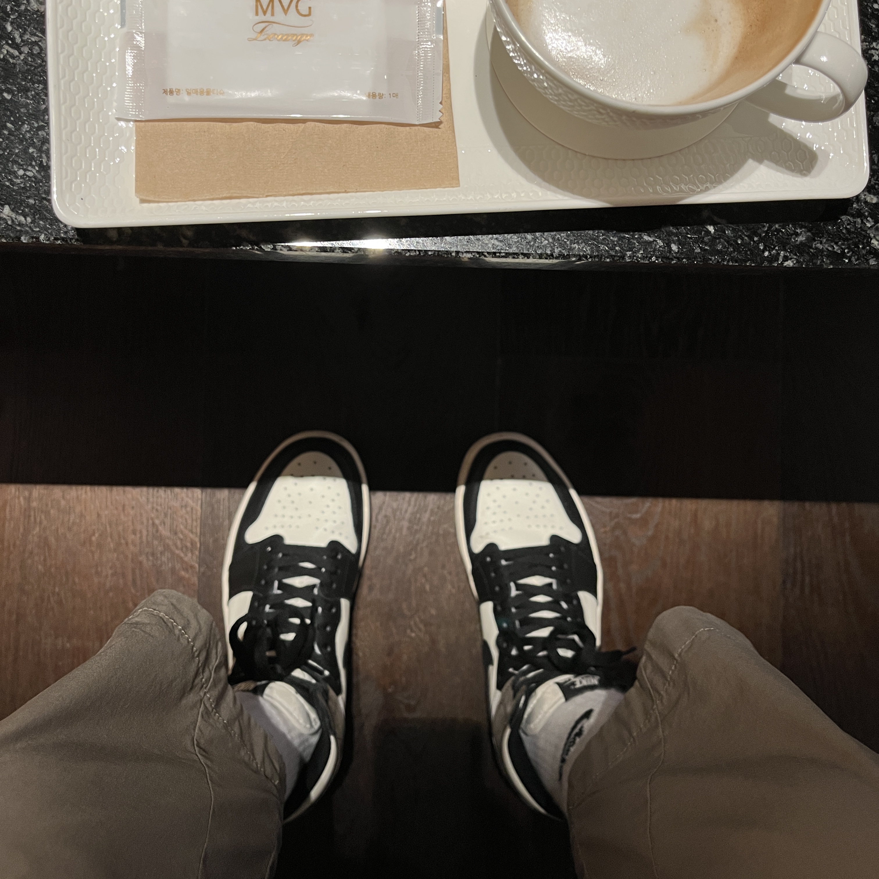 Jordan 1 Retro High OG Black Mocha 착용 스타일