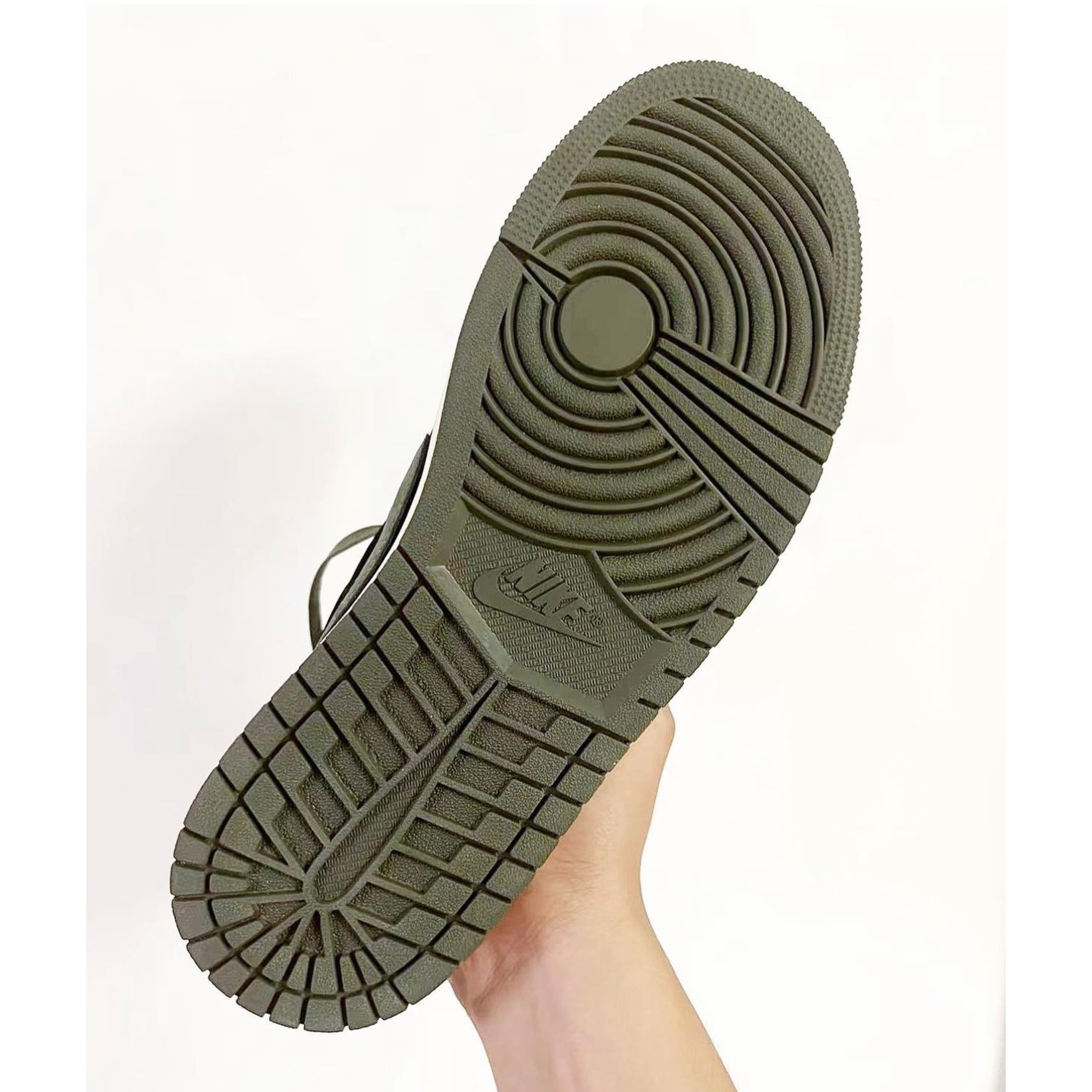 (W) Jordan 1 x Travis Scott Retro Low OG SP Medium Olive 착용 스타일 - 4