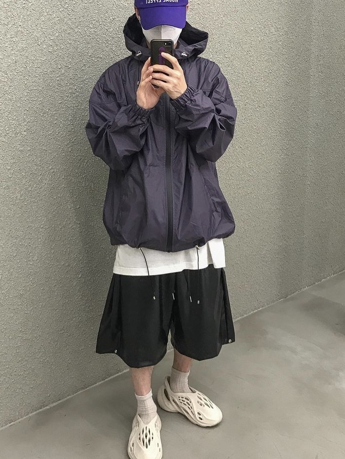 Adidas Yeezy Foam RNNR Sand 착용 스타일