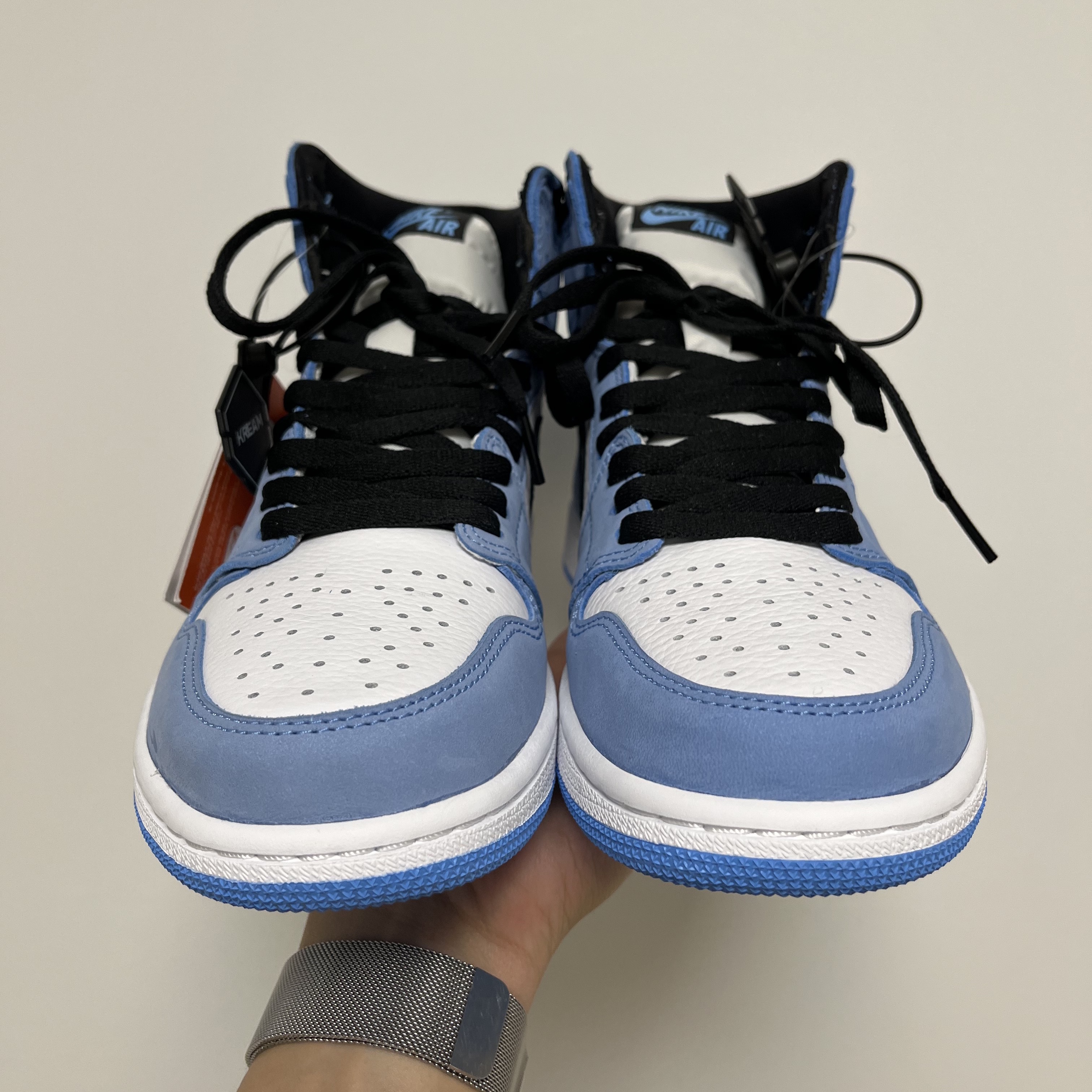 Jordan 1 Retro High OG University Blue 착용 스타일 - 1