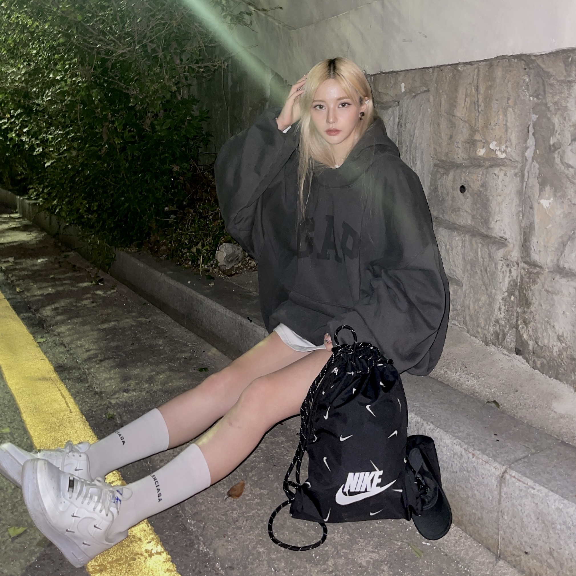Yeezy Gap Engineered By Balenciaga Dove Hoodie Black, (W) Nike Air Force 1 Low '07 LX Chrome Luxe 착용 스타일 - 3