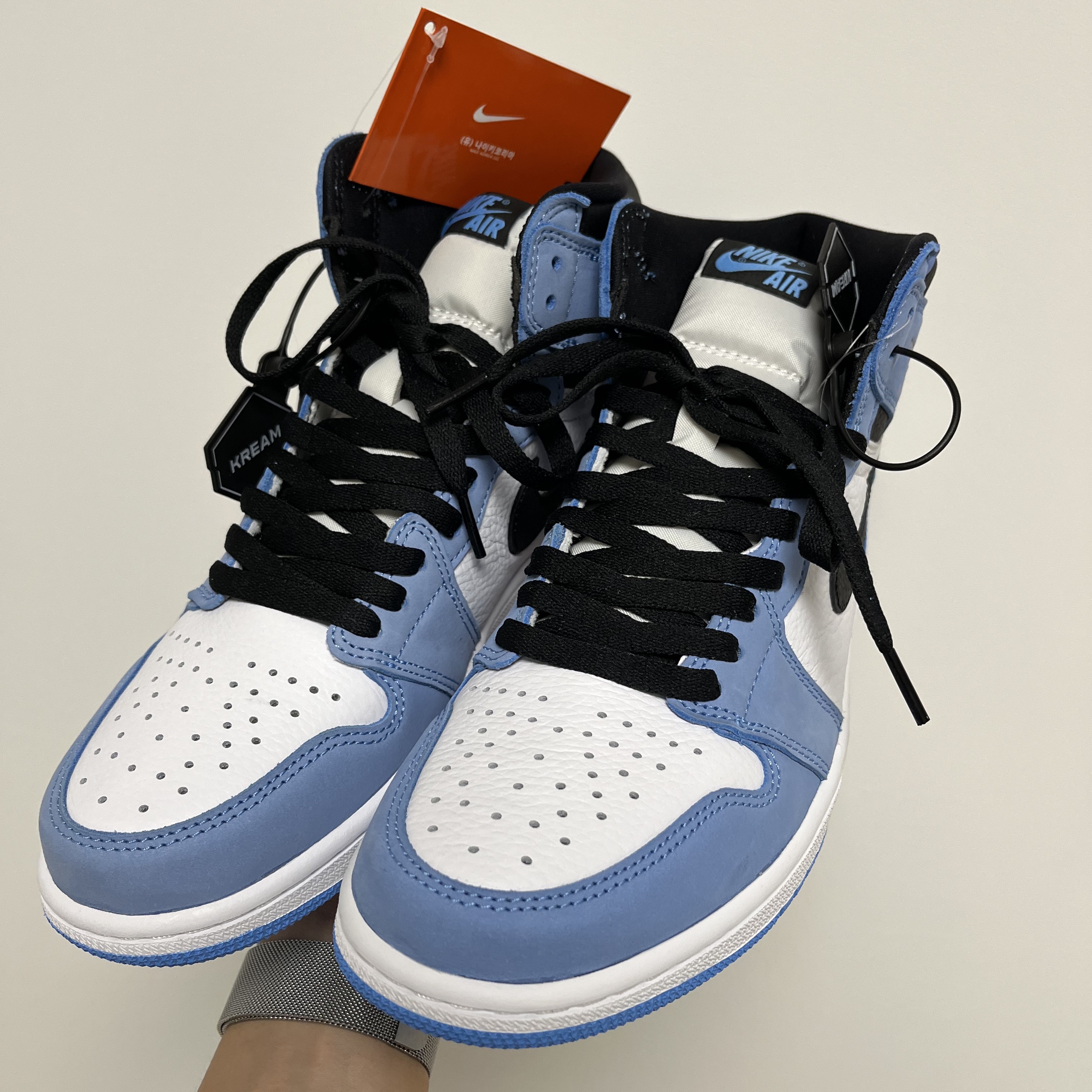 Jordan 1 Retro High OG University Blue 착용 스타일 - 3