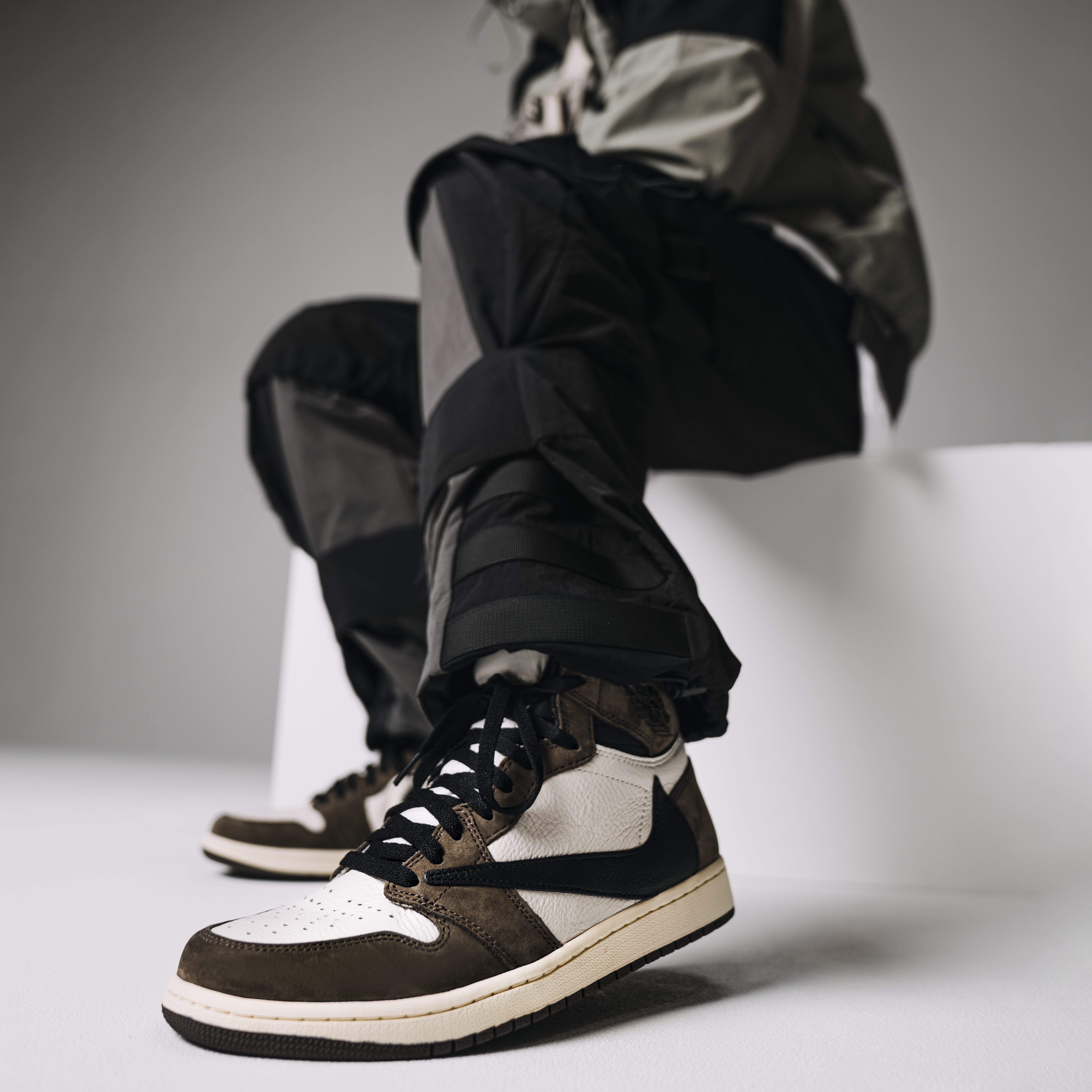Jordan 1 Retro High OG Taxi, Jordan 1 x Travis Scott Retro High OG SP Mocha 착용 스타일 - 2