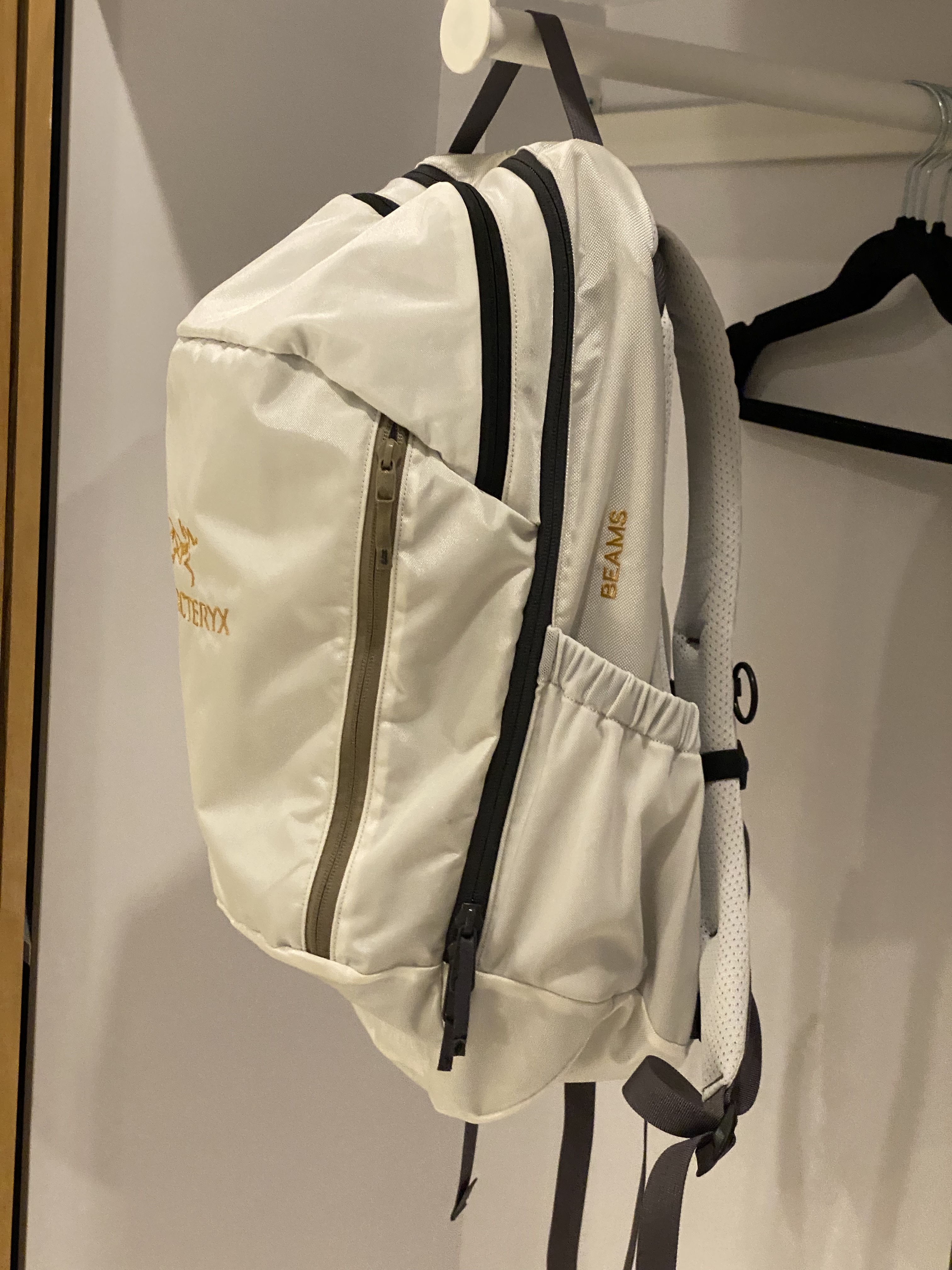 Arc'teryx x Beams Mantis 26 Backpack White 착용 스타일 - 2
