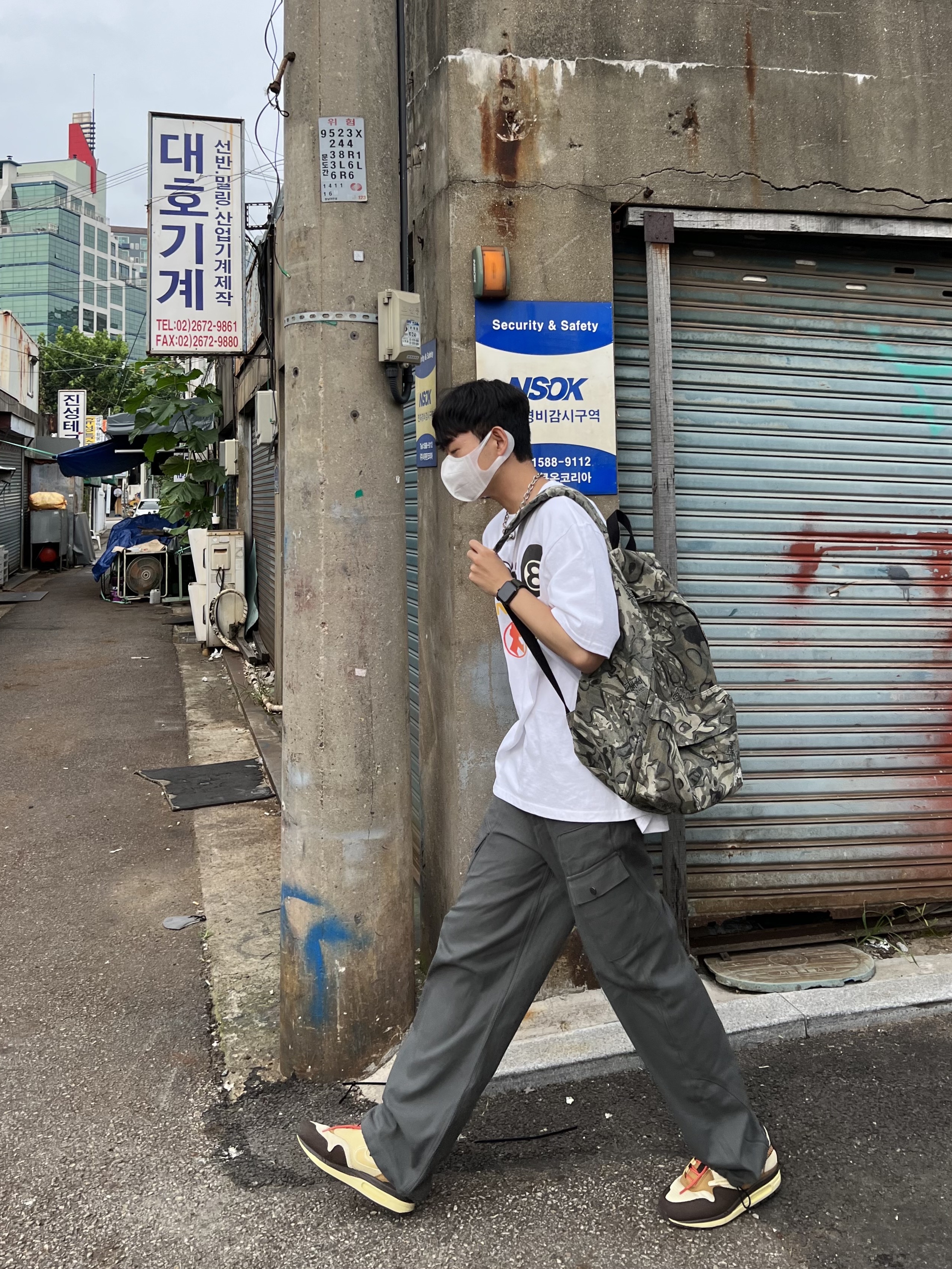 Stussy x Cactus Plant Flea Market International T-Shirt White, Nike x Travis Scott Air Max 1 Cact.us Brown 착용 스타일 - 2