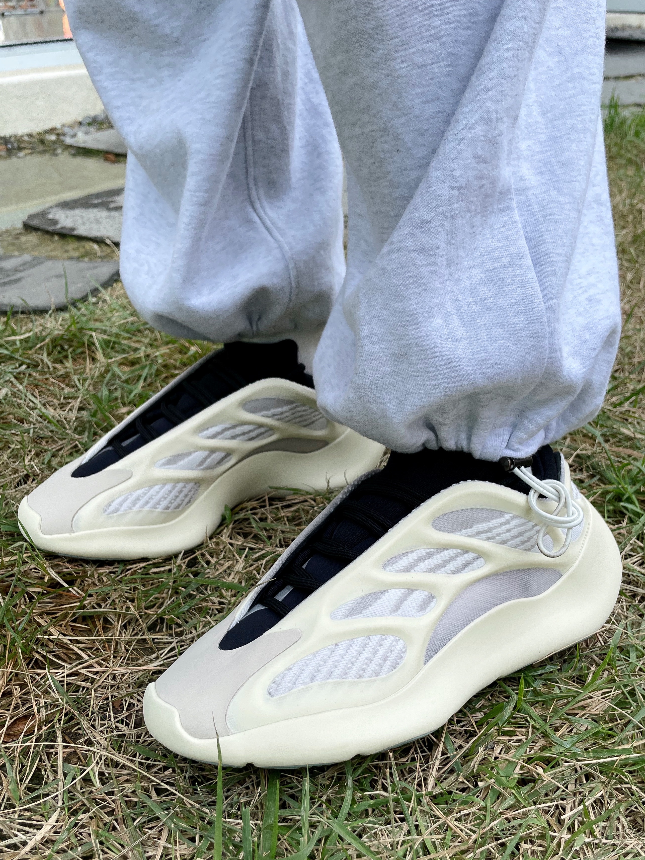 Adidas Yeezy 700 V3 Azael 2022/2023, Yeezy Gap Hoodie Blue 착용 스타일 - 3