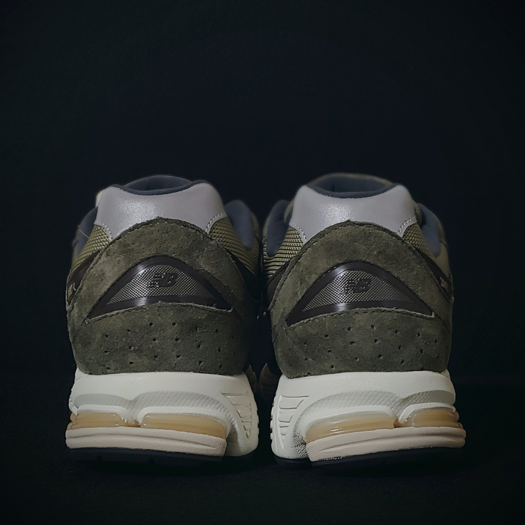 New Balance 2002R Special Vintage Khaki 착용 스타일 - 3