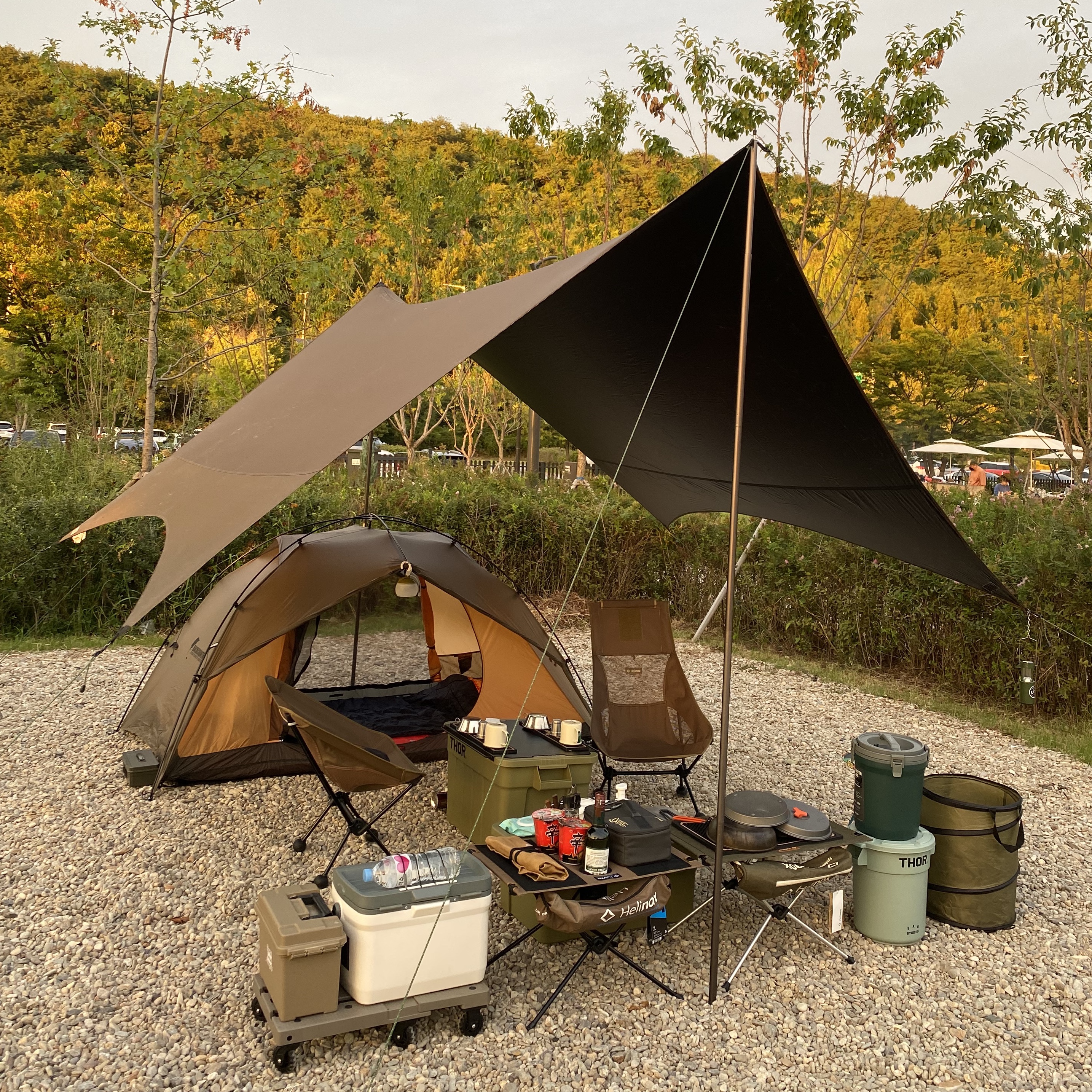 Helinox Table One Coyote Tan, IAB Studio x Thor Round Container Ash Green (12L & Mini) 착용 스타일