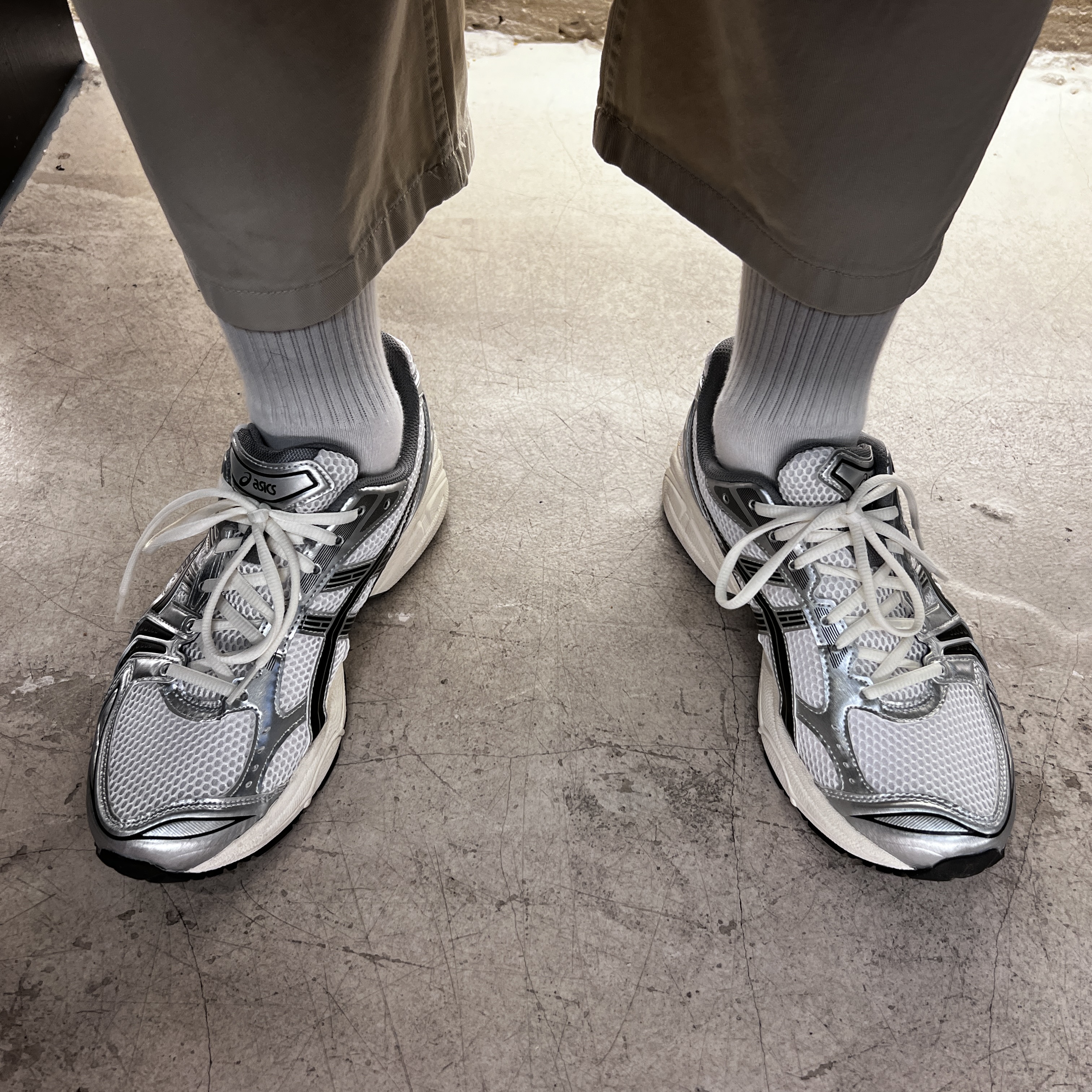 Asics x JJJJound Gel-Kayano 14 Silver Black 착용 스타일 - 3