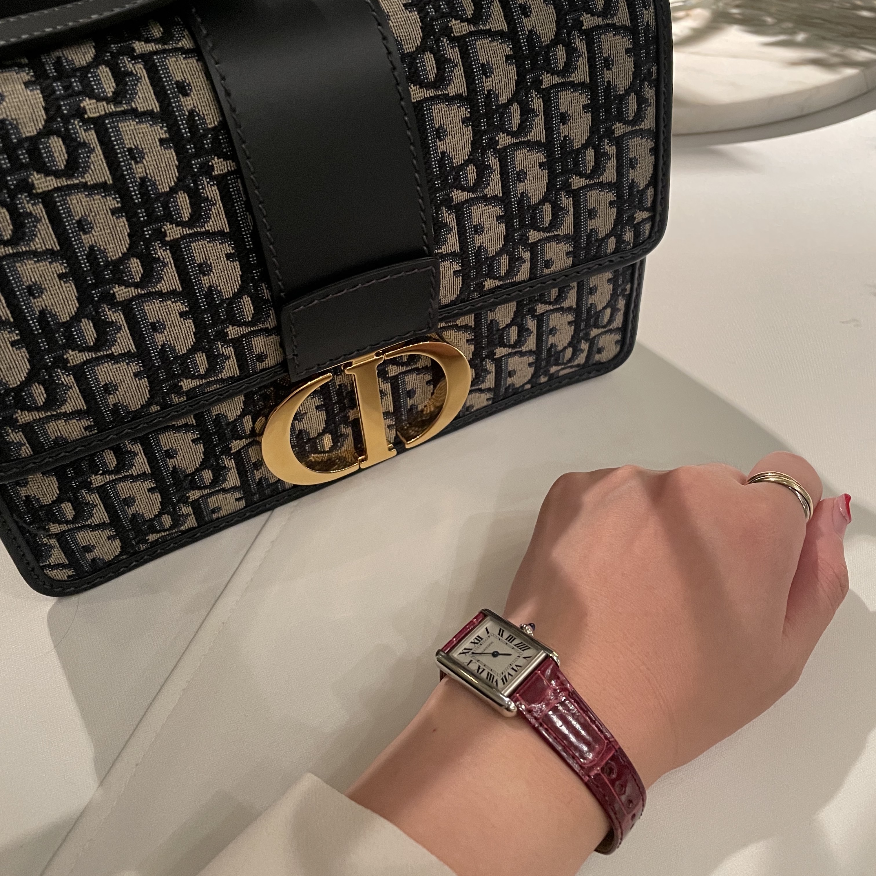 Cartier Tank Must Watch Small Quartz Steel Calfskin Black, Dior 30 Montaigne Chain Bag Blue Dior Oblique Jacquard 착용 스타일