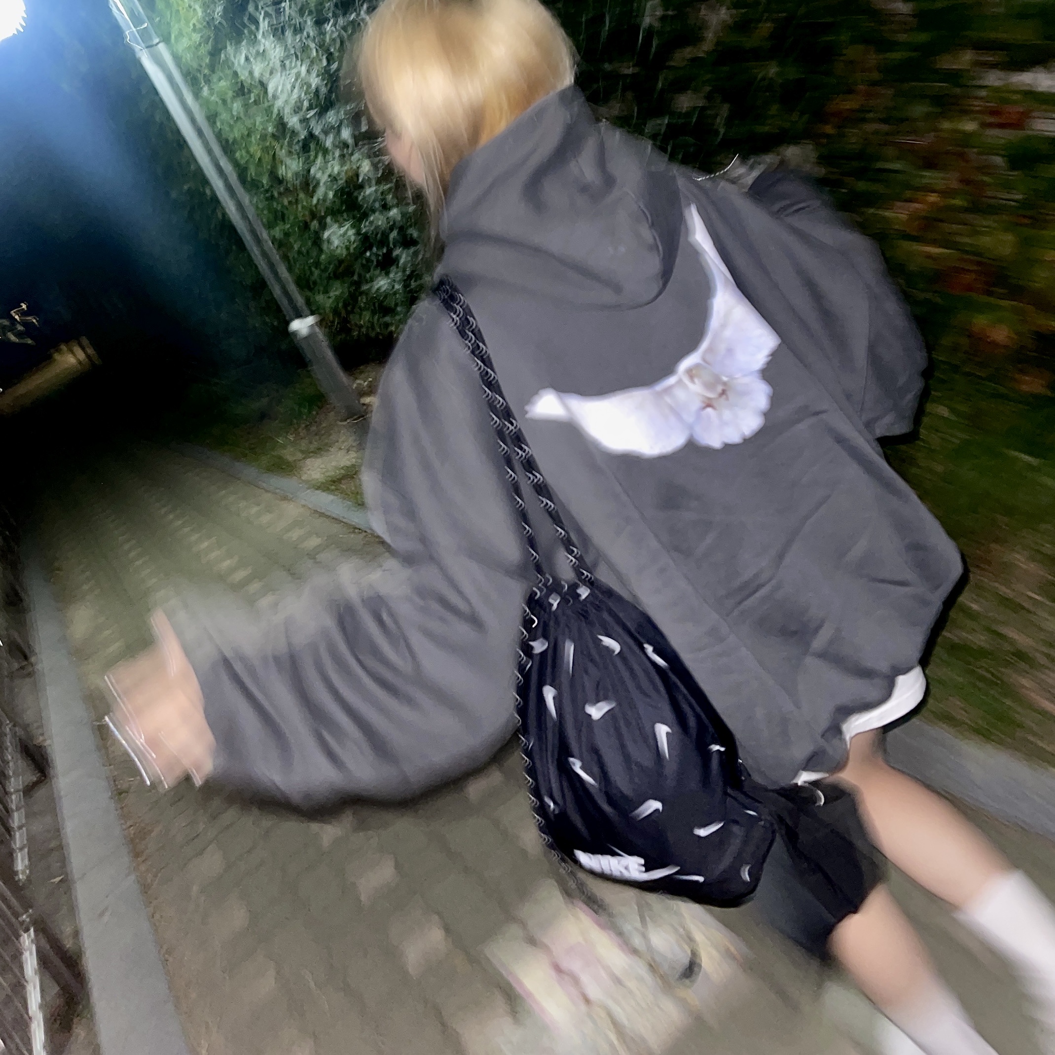 Yeezy Gap Engineered By Balenciaga Dove Hoodie Black, (W) Nike Air Force 1 Low '07 LX Chrome Luxe 착용 스타일 - 4
