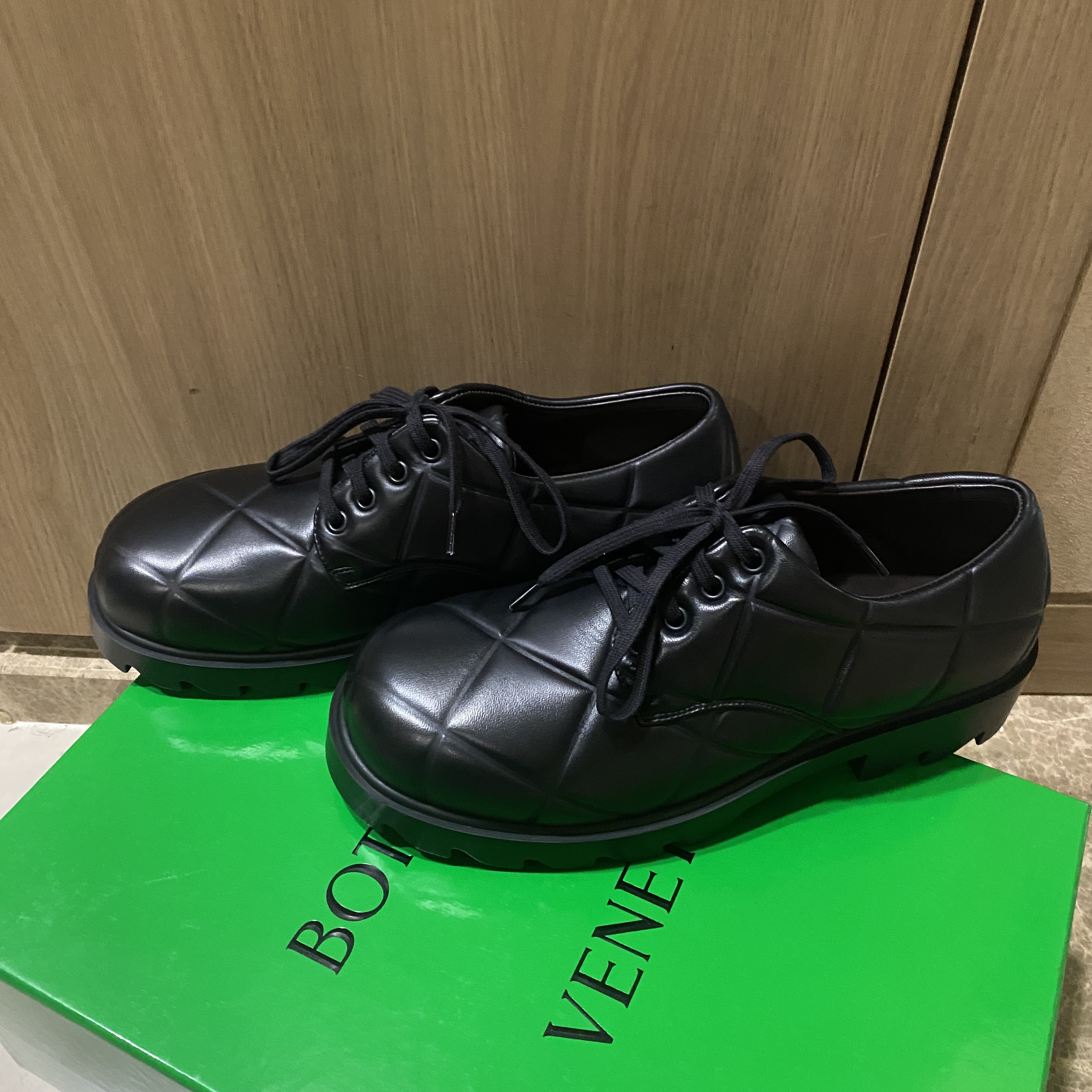 Bottega Veneta Padded Leather Strut Grid Lace-Up Shoes Black 착용 스타일 - 2