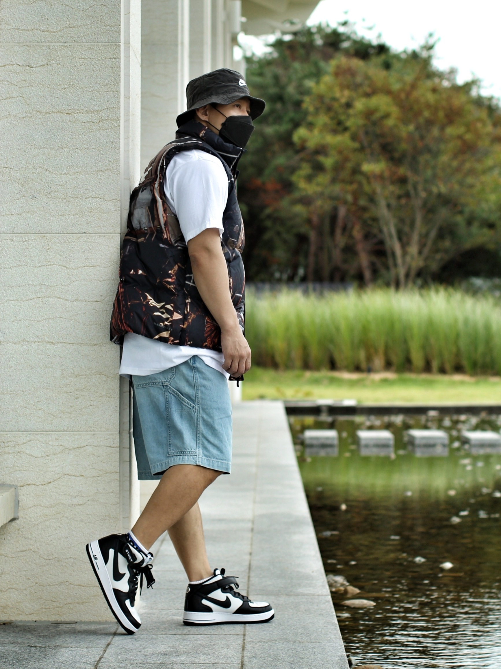 Nike x Stussy Air Force 1 '07 Mid SP Black and Light Bone, Stussy Basic Stussy T-Shirt White 2022 착용 스타일 - 3
