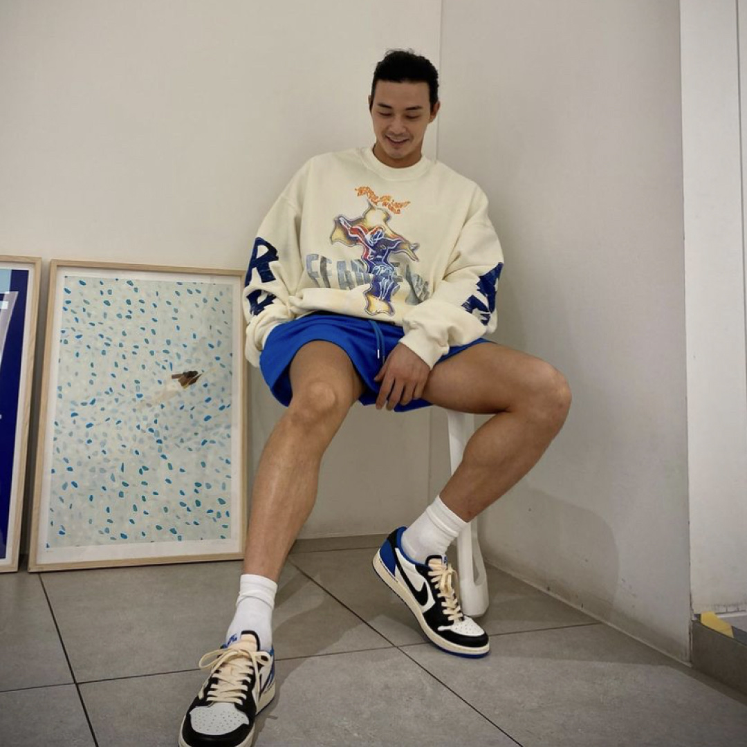Jordan 1 x Travis Scott x Fragment Retro Low OG SP Military Blue 착용 스타일 - 3