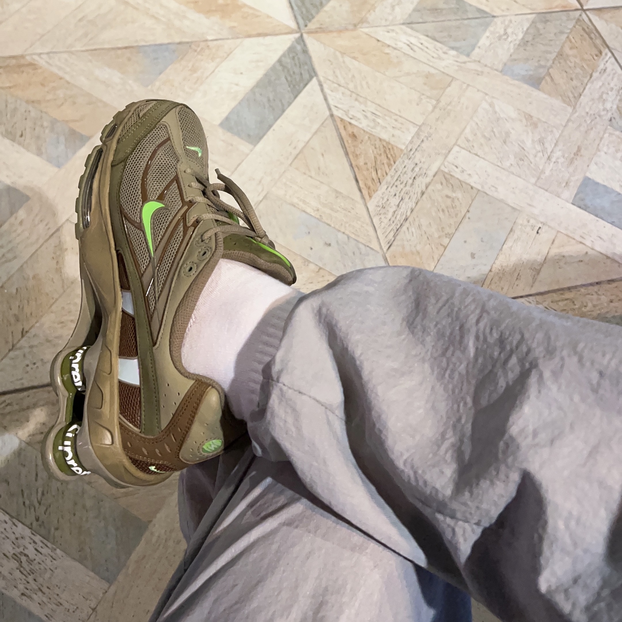 Nike x Supreme Shox Ride 2 SP Neutral Olive 착용 스타일