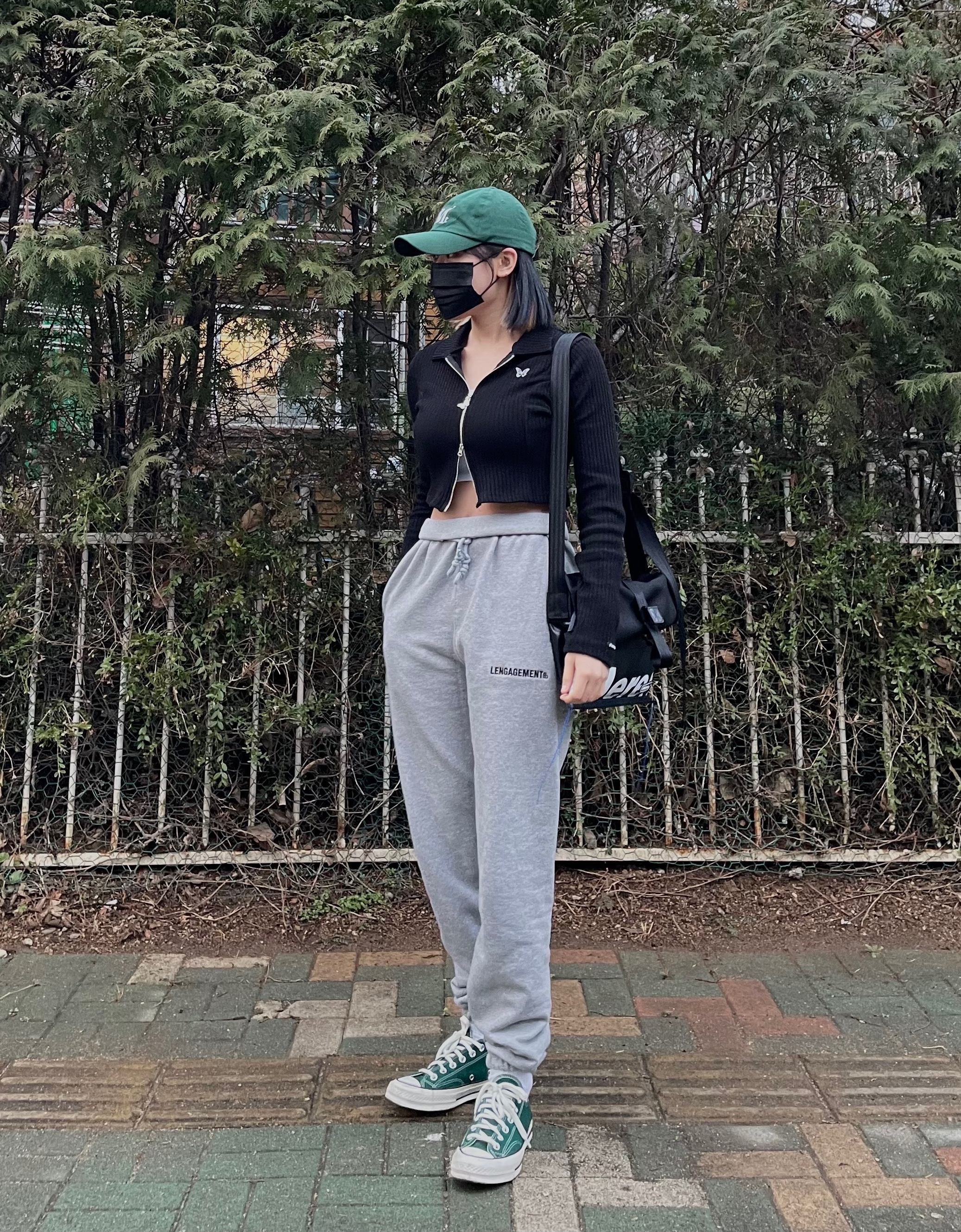 Converse Chuck 70 Ox Midnight Clover, Ader Error Trace Roll Bag Black 착용 스타일 - 1