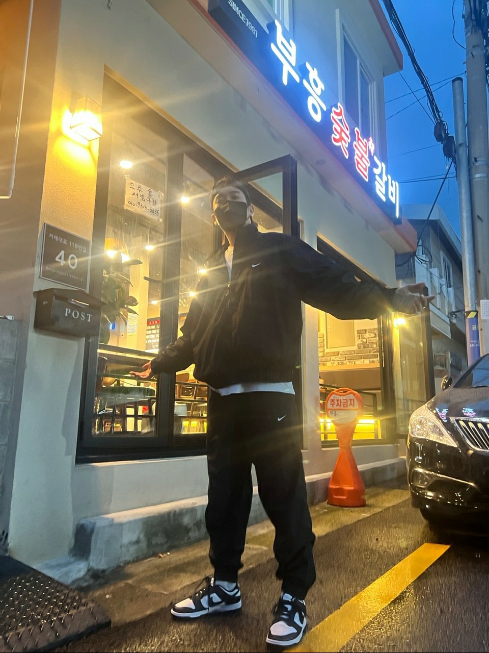 Nike NRG Solo Swoosh Woven Track Jacket Black - Asia, Nike NRG Solo Swoosh Woven Track Pants Black White - Asia 착용 스타일 - 1