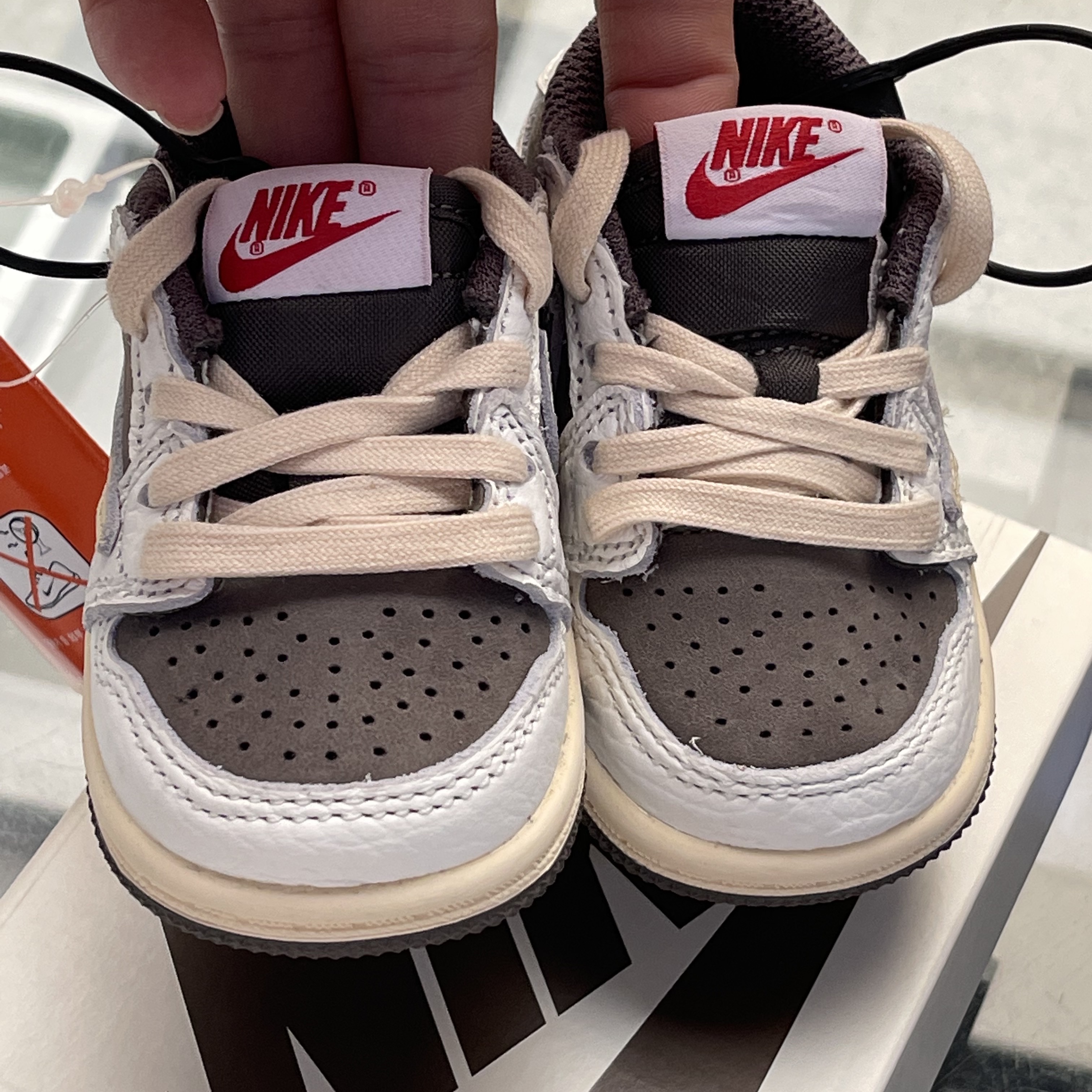 (TD) Jordan 1 x Travis Scott Retro Low OG SP Sail and Ridgerock 착용 스타일 - 1