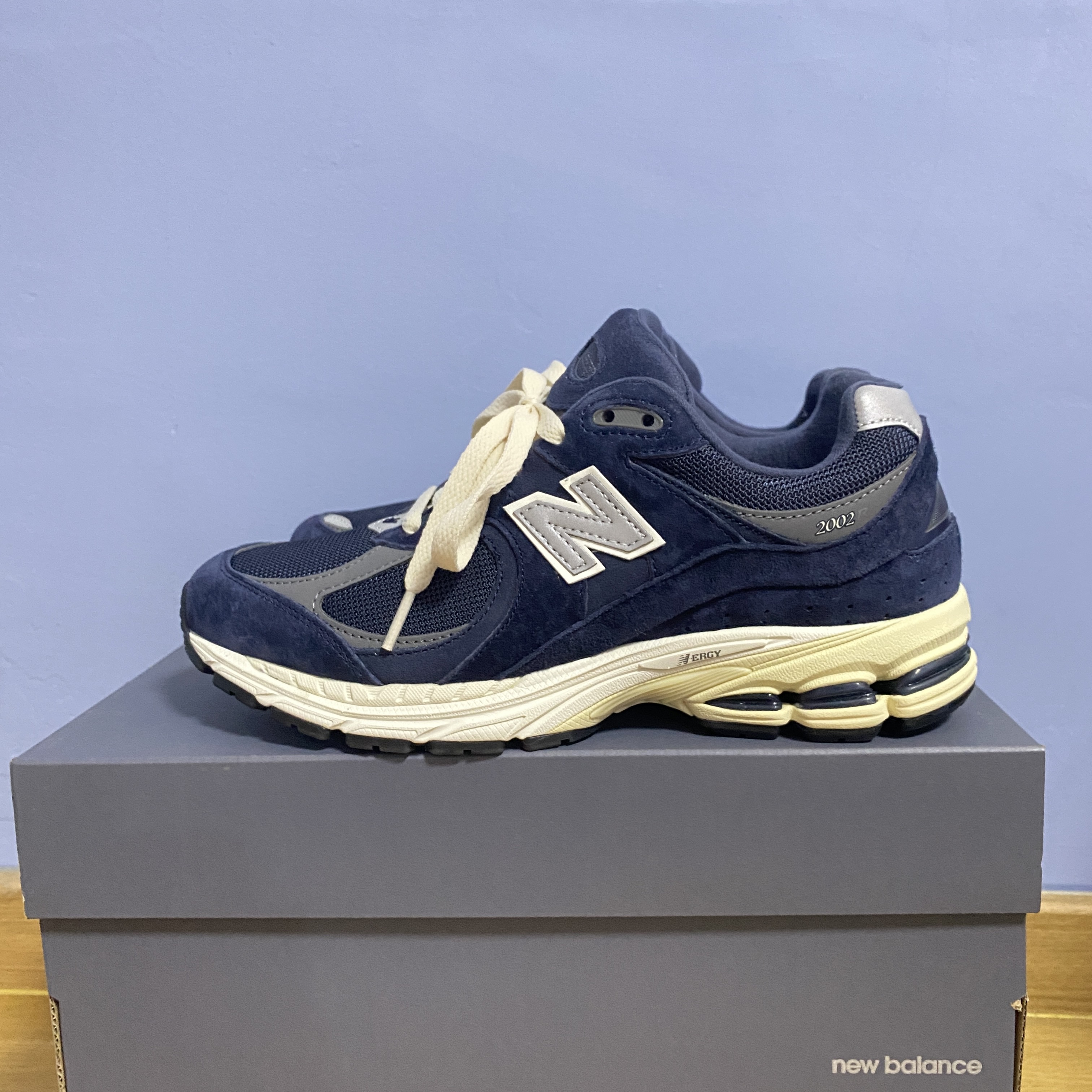 New Balance 2002R Eclipse Castlerock 착용 스타일 - 1