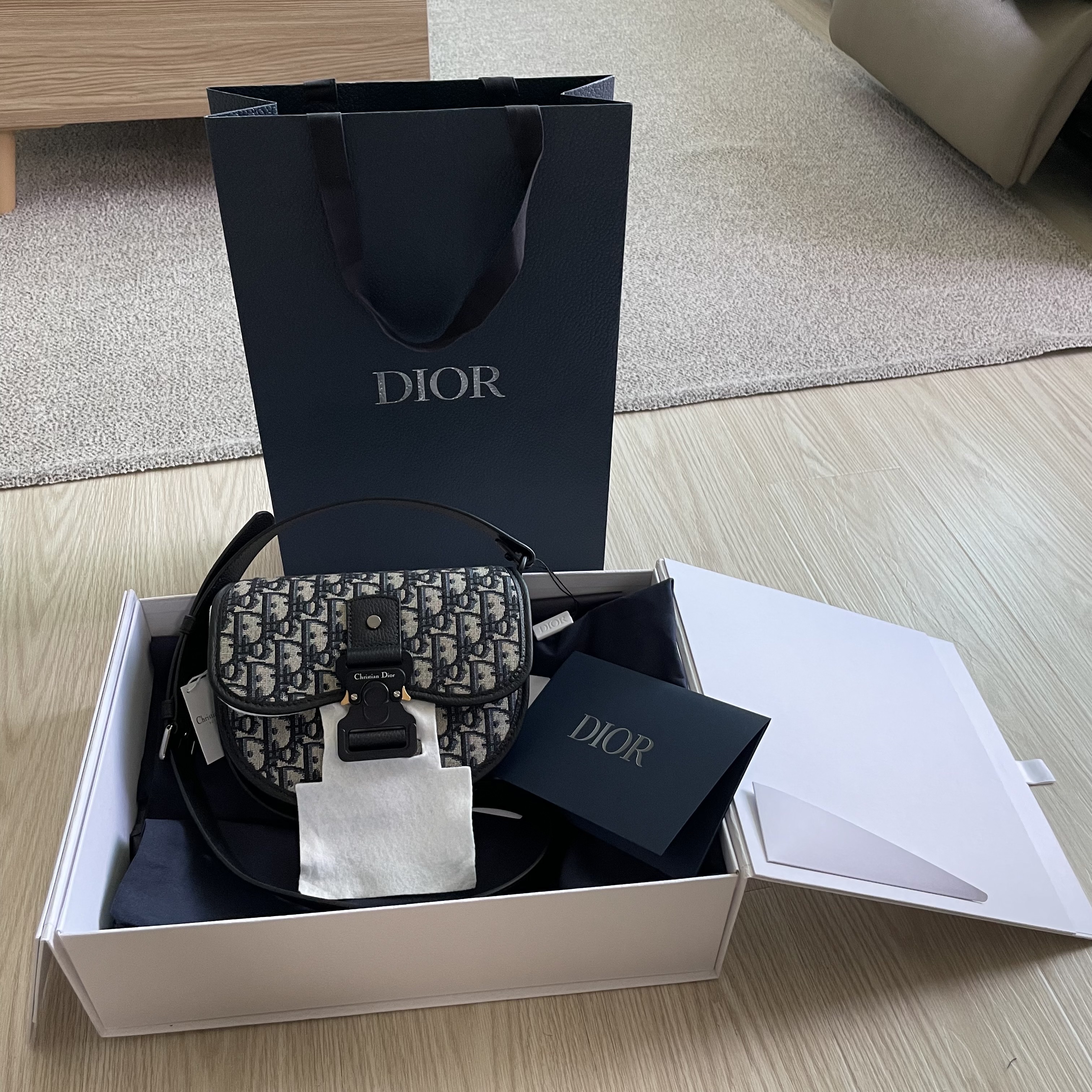 Dior Gallop Mini Messenger Bag Black Grained Calfskin Beige & Black Dior Oblique Jacquard 착용 스타일