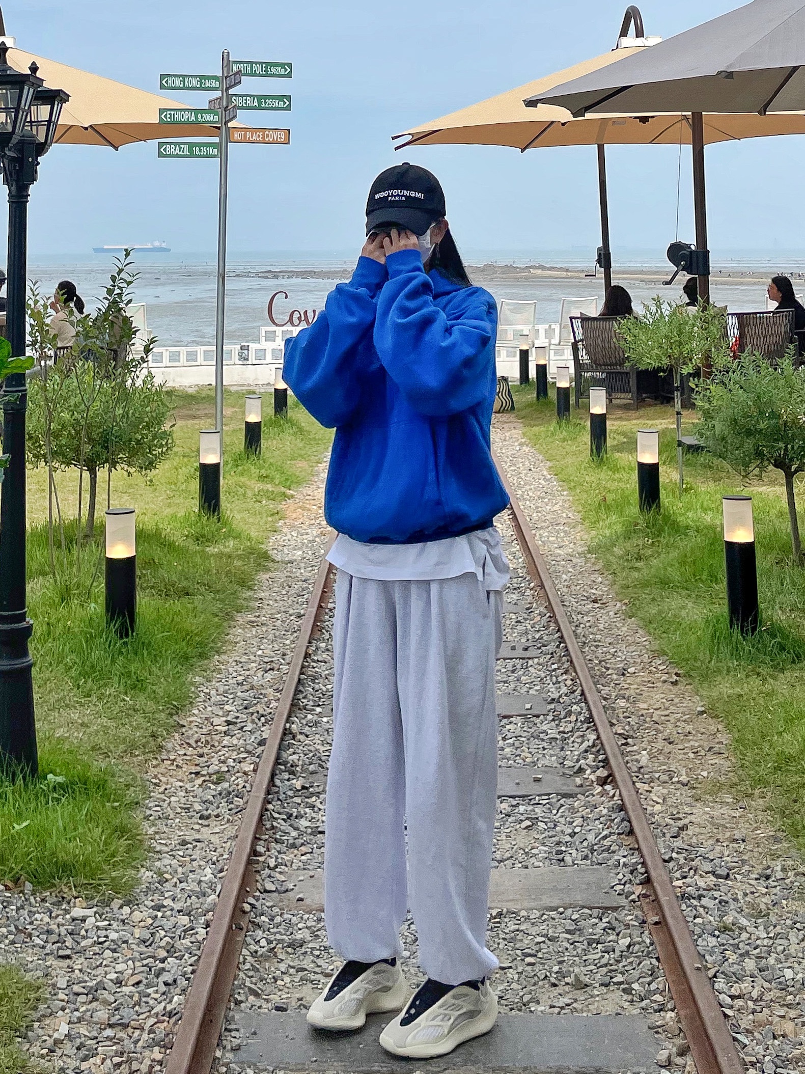 Adidas Yeezy 700 V3 Azael 2022/2023, Yeezy Gap Hoodie Blue 착용 스타일 - 5
