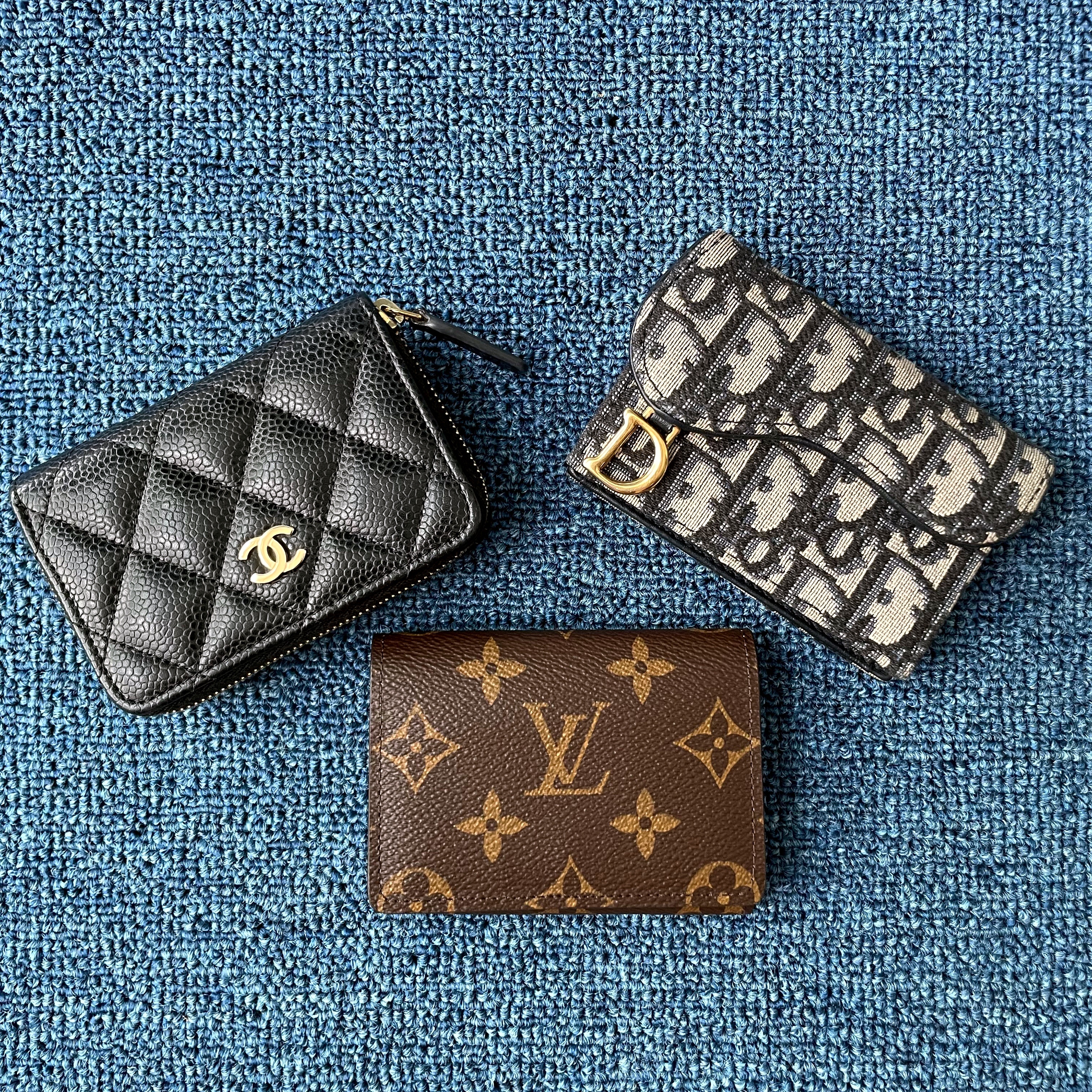 Chanel Classic Zipped Coin Purse Grained Calfskin & Gold Black, Louis Vuitton Envelope Business Card Holder Monogram 착용 스타일