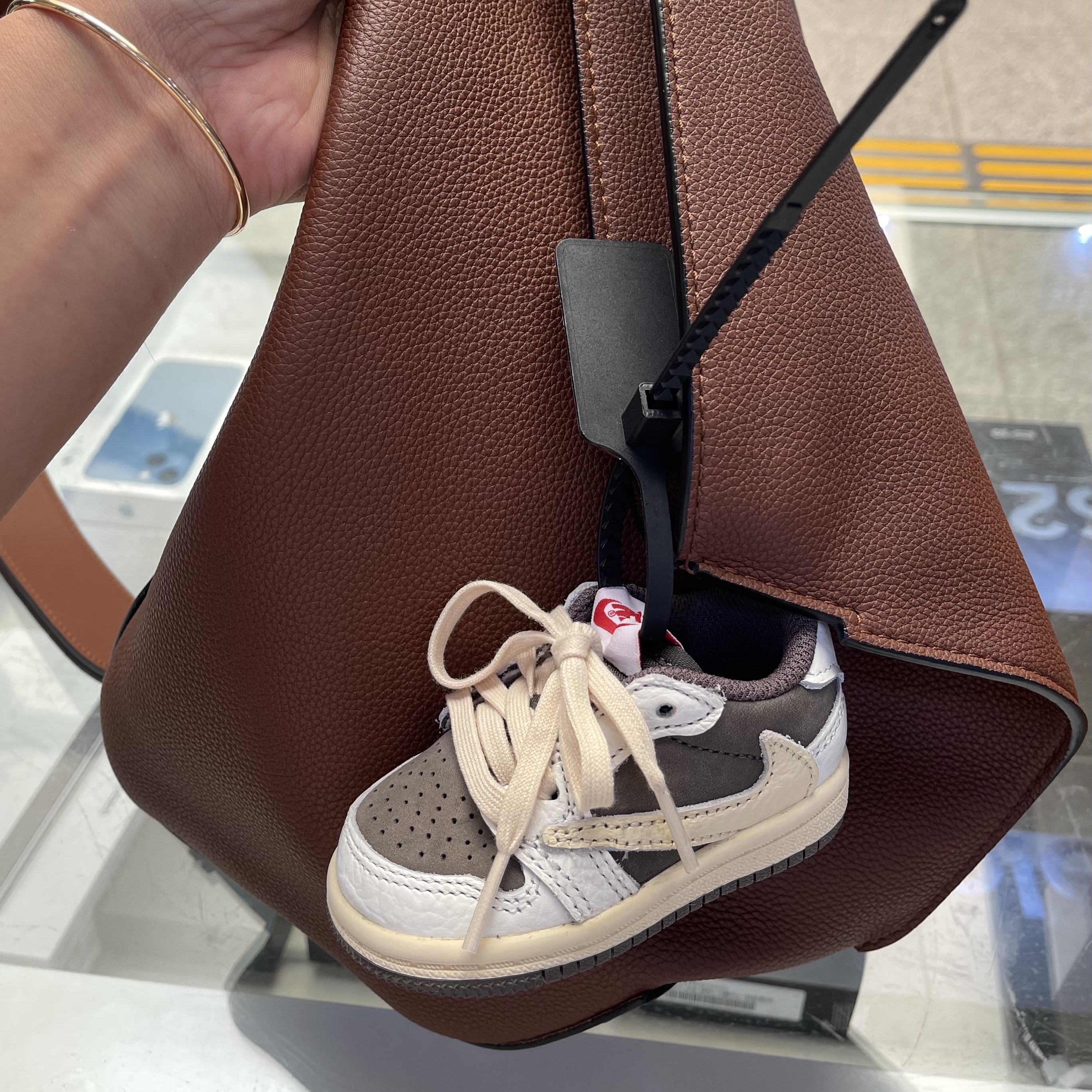 (TD) Jordan 1 x Travis Scott Retro Low OG SP Sail and Ridgerock 착용 스타일 - 3