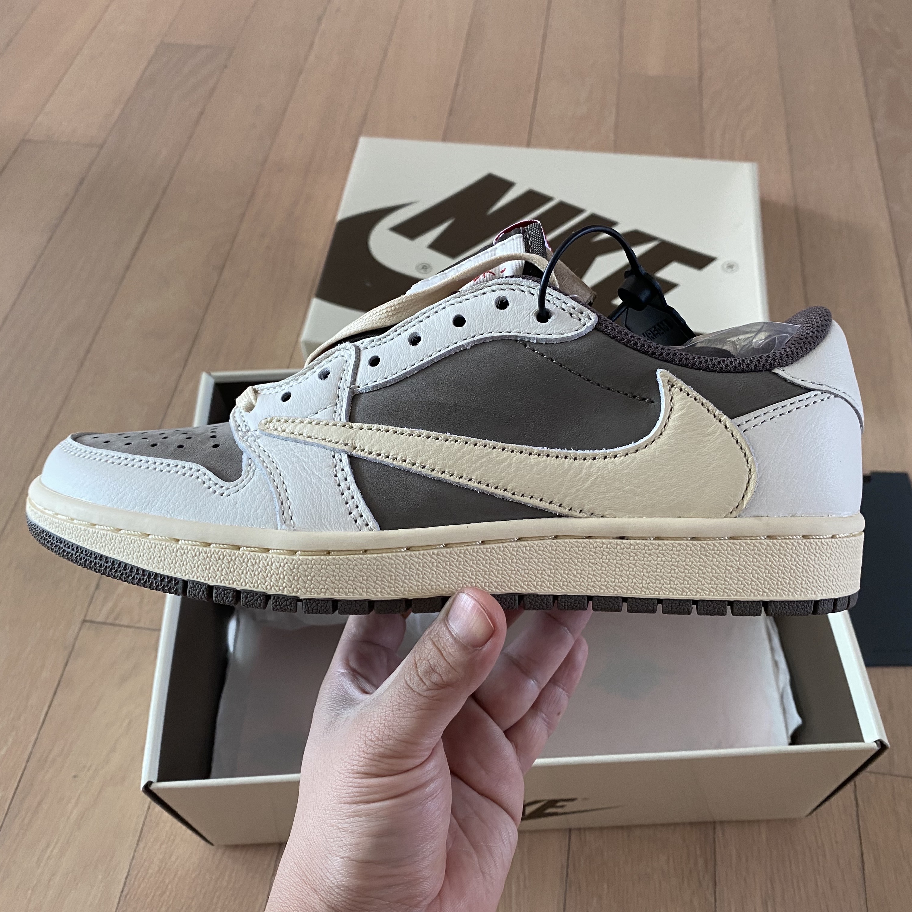 Jordan 1 x Travis Scott Retro Low OG SP Sail and Ridgerock 착용 스타일 - 1