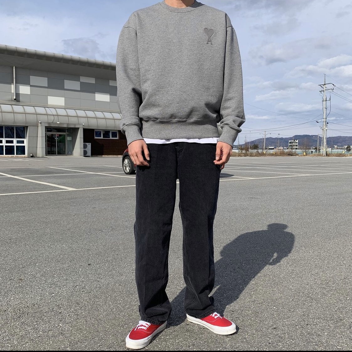 AMI de Coeur Tone-On-Tone Sweatshirt Heather Grey 착용 스타일