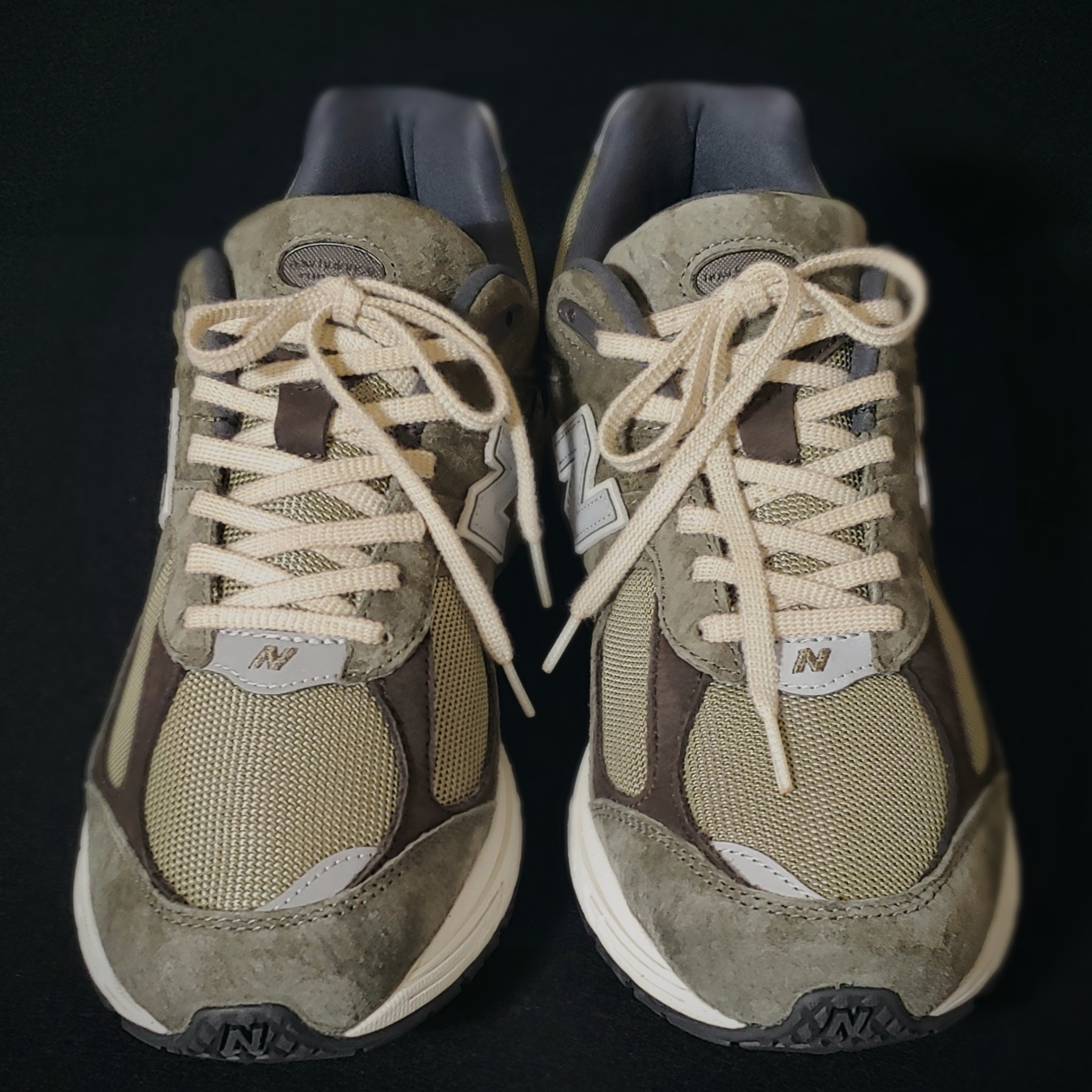 New Balance 2002R Special Vintage Khaki 착용 스타일 - 1