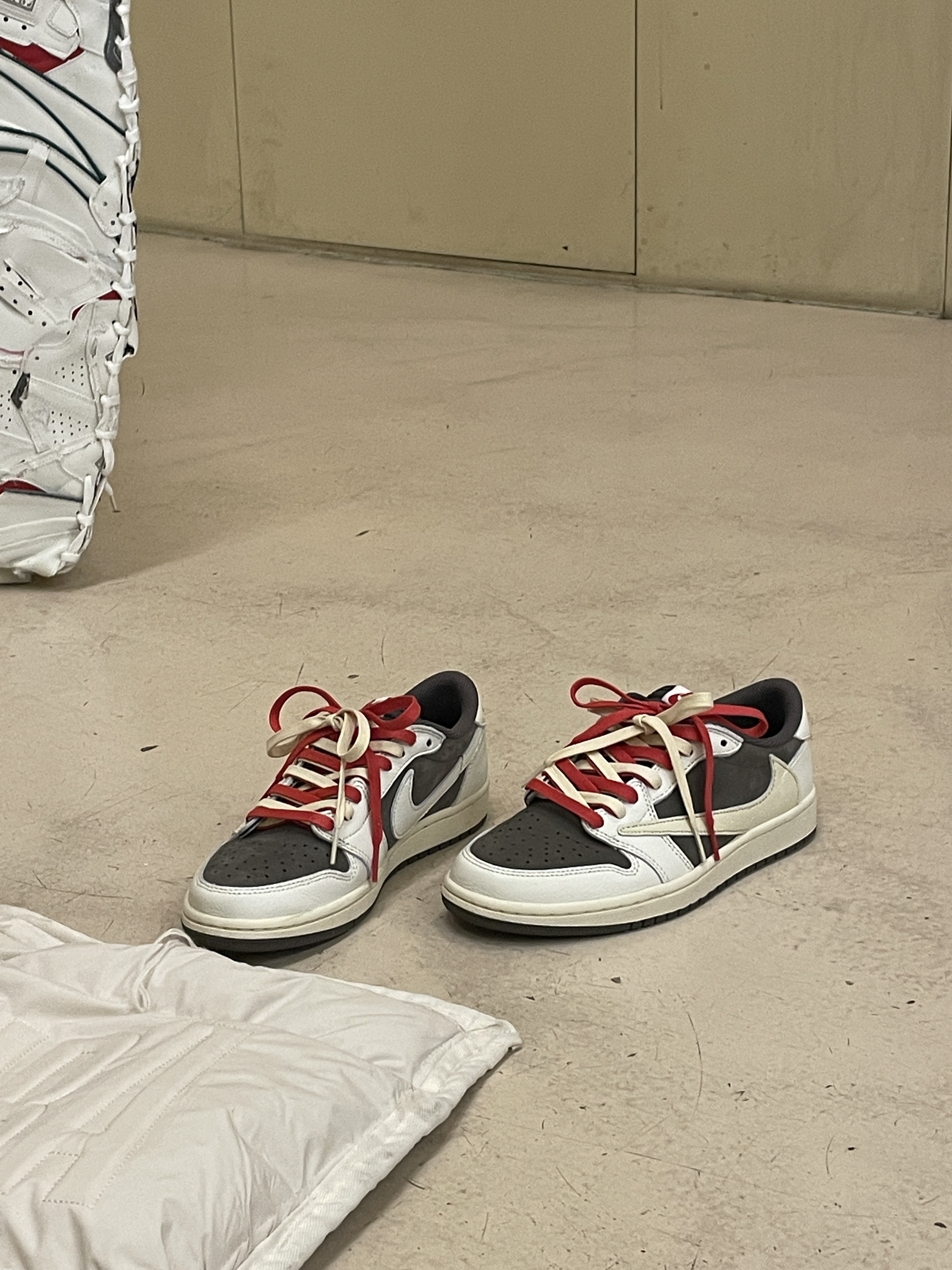 Jordan 1 x Travis Scott Retro Low OG SP Sail and Ridgerock, Supreme Hanes Crew Socks White (4 Pack) 착용 스타일 - 2