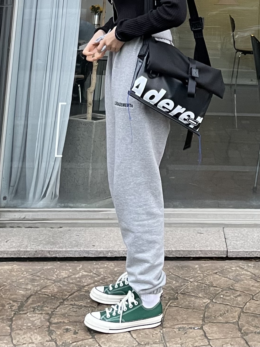 Converse Chuck 70 Ox Midnight Clover, Ader Error Trace Roll Bag Black 착용 스타일 - 4