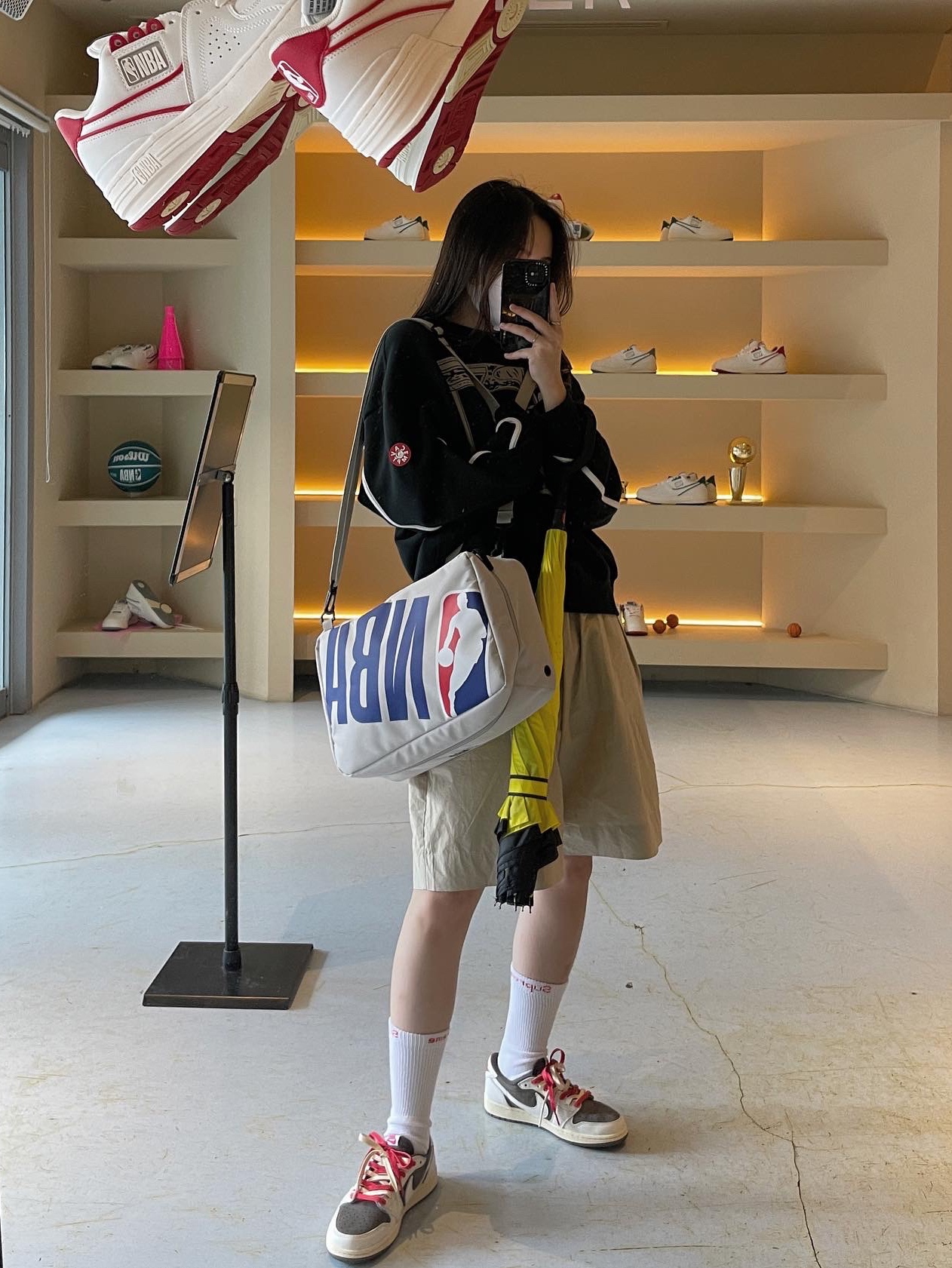 Jordan 1 x Travis Scott Retro Low OG SP Sail and Ridgerock, Supreme Hanes Crew Socks White (4 Pack) 착용 스타일 - 1