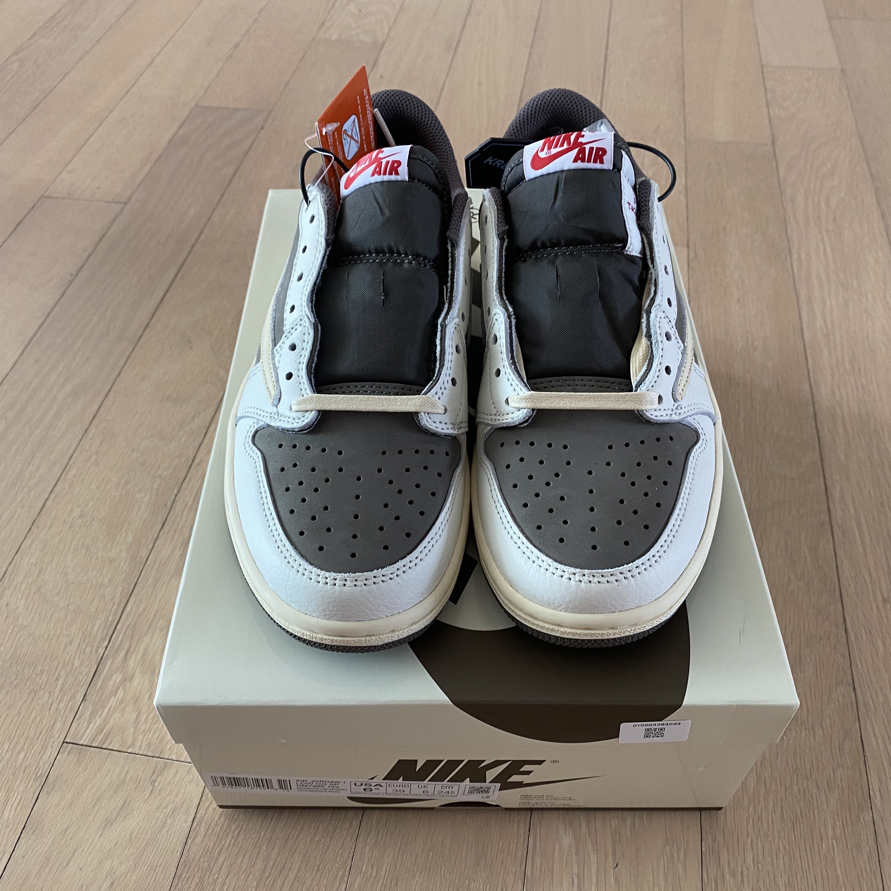 Jordan 1 x Travis Scott Retro Low OG SP Sail and Ridgerock 착용 스타일 - 5