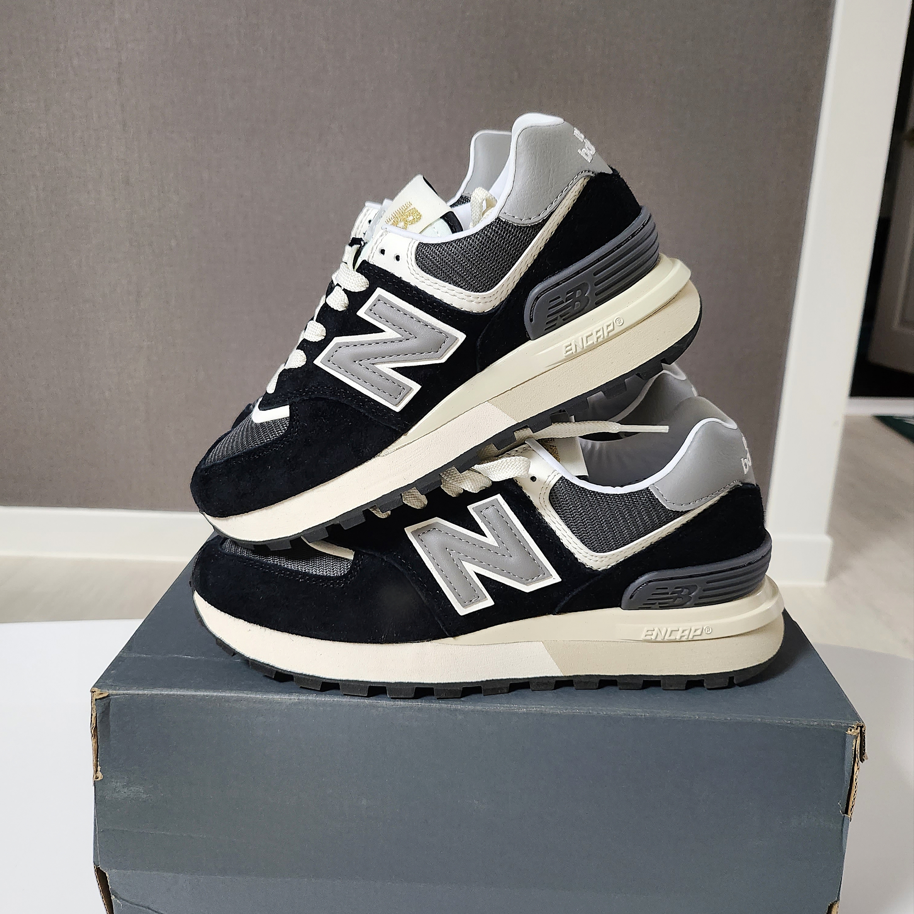 New Balance 574 Legacy Black 착용 스타일 - 2