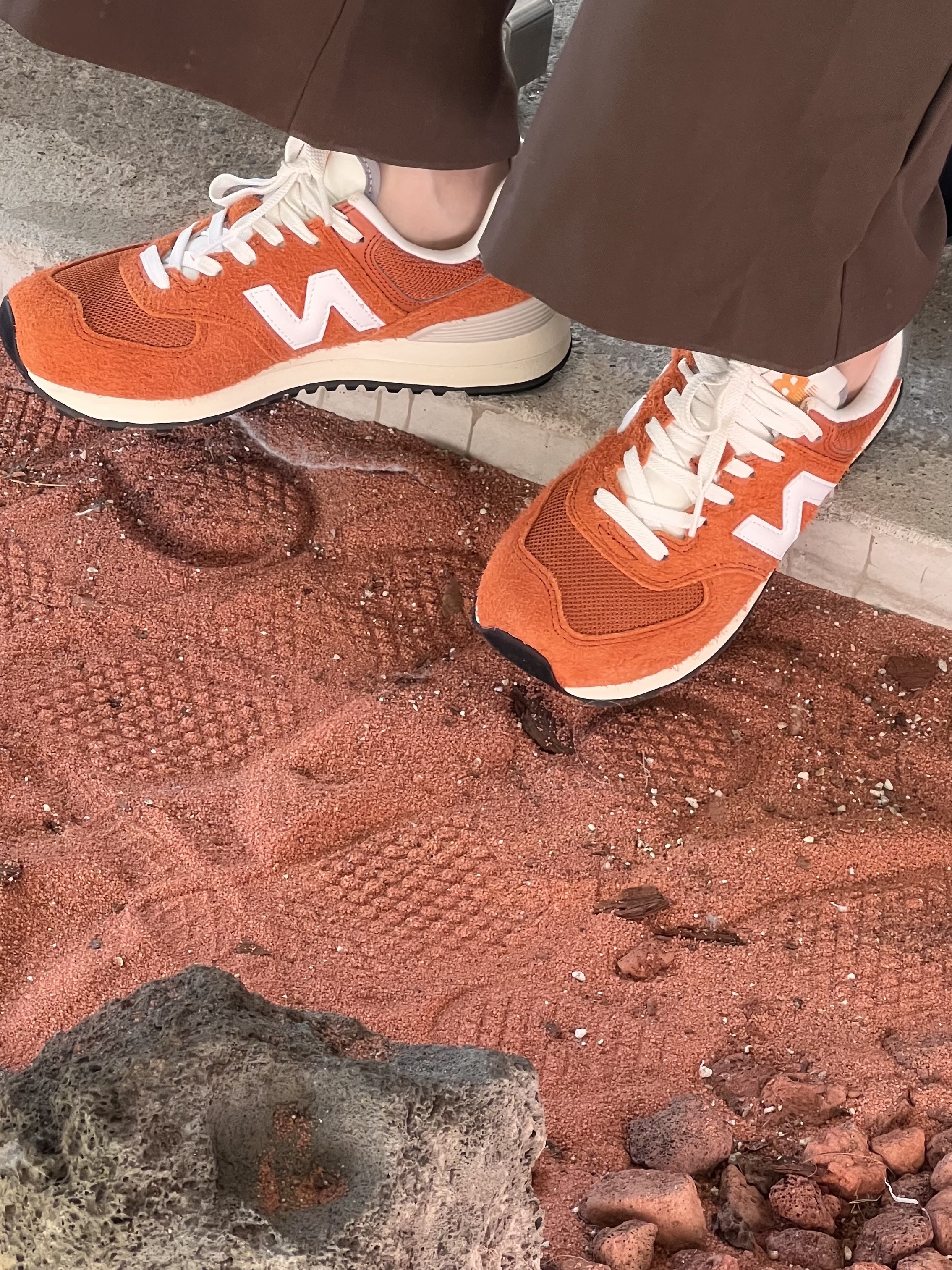 New Balance 574 Heritage Orange Burst White 착용 스타일 - 2