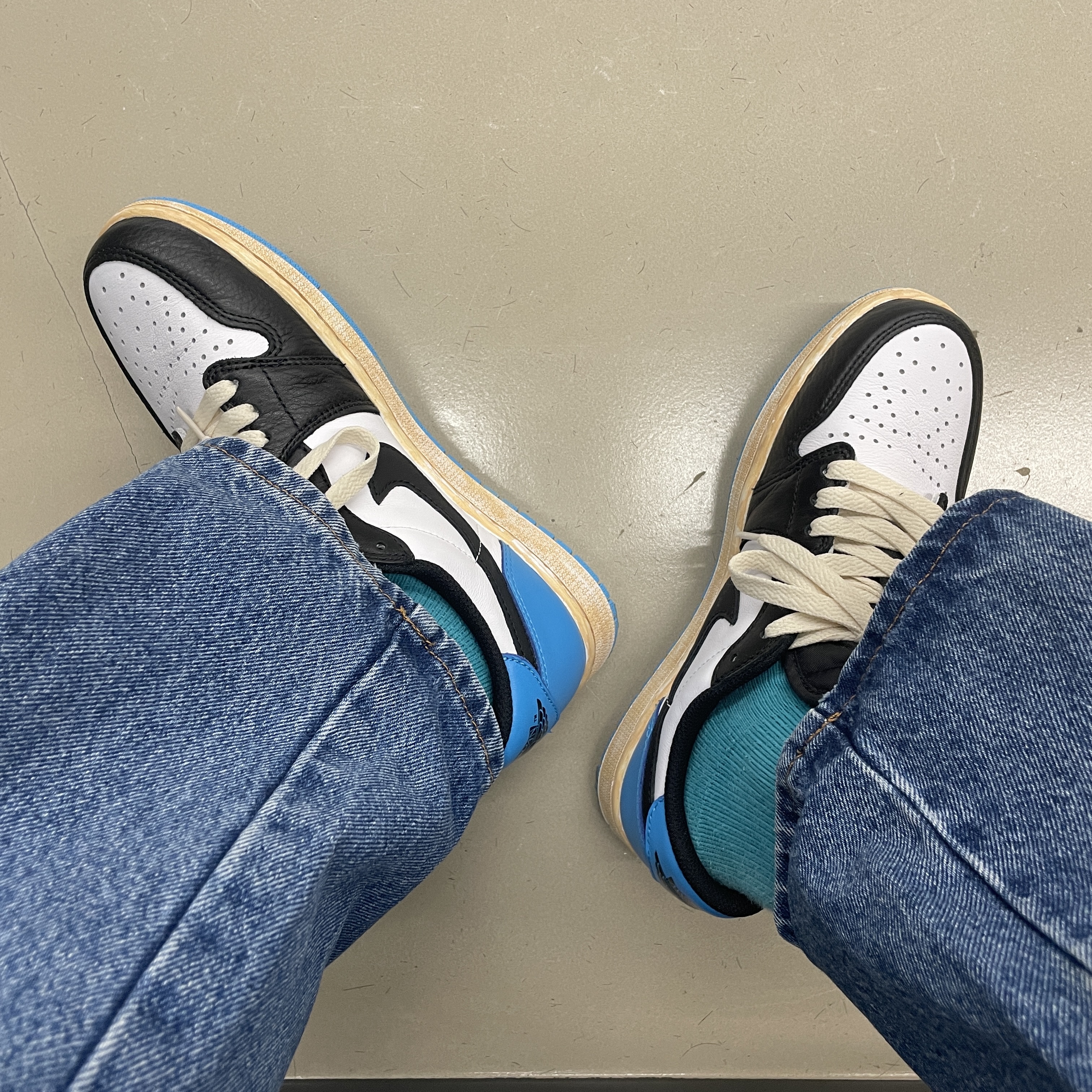 Jordan 1 Retro Low OG Black and Dark Powder Blue 착용 스타일
