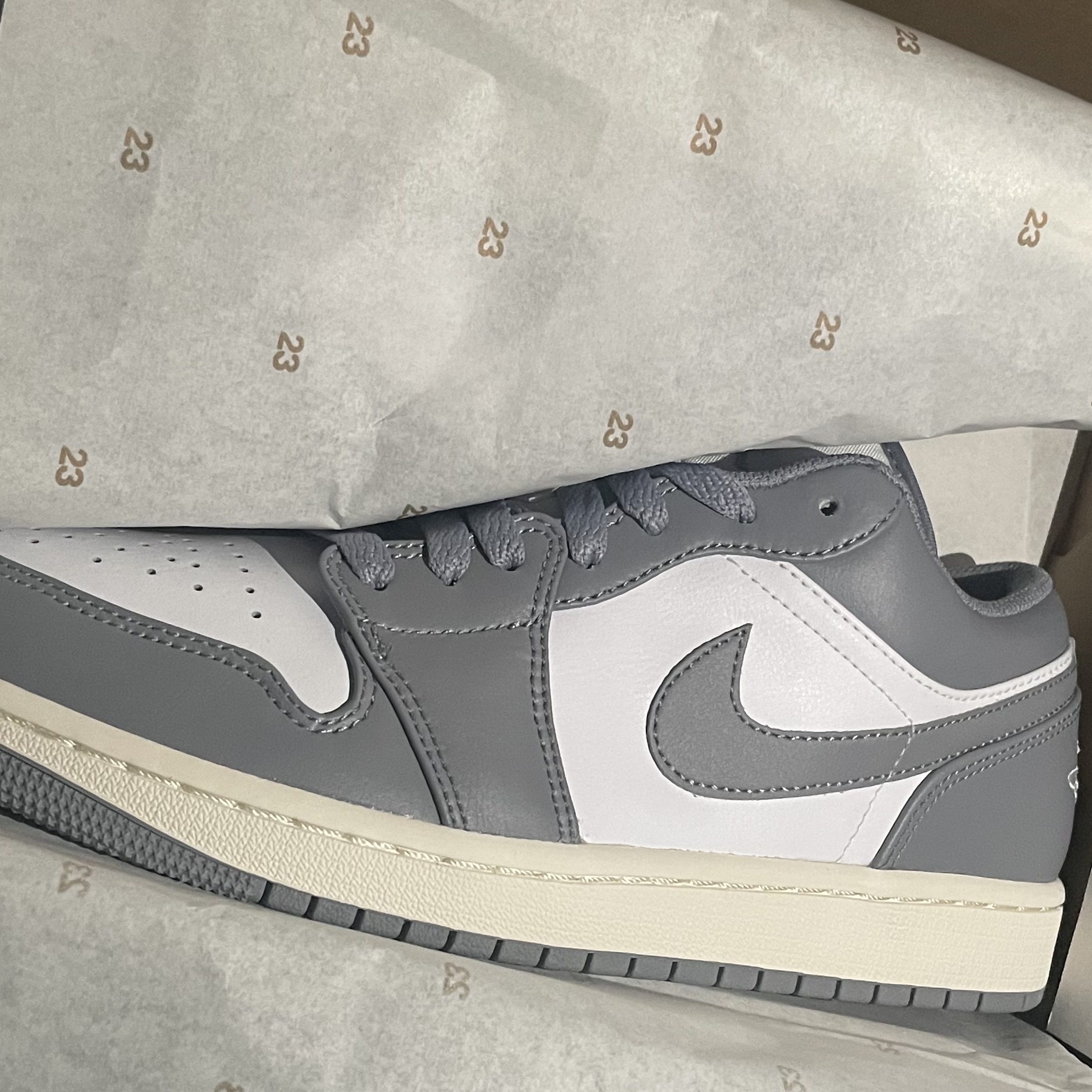Jordan 1 Low Stealth and White 착용 스타일 - 2