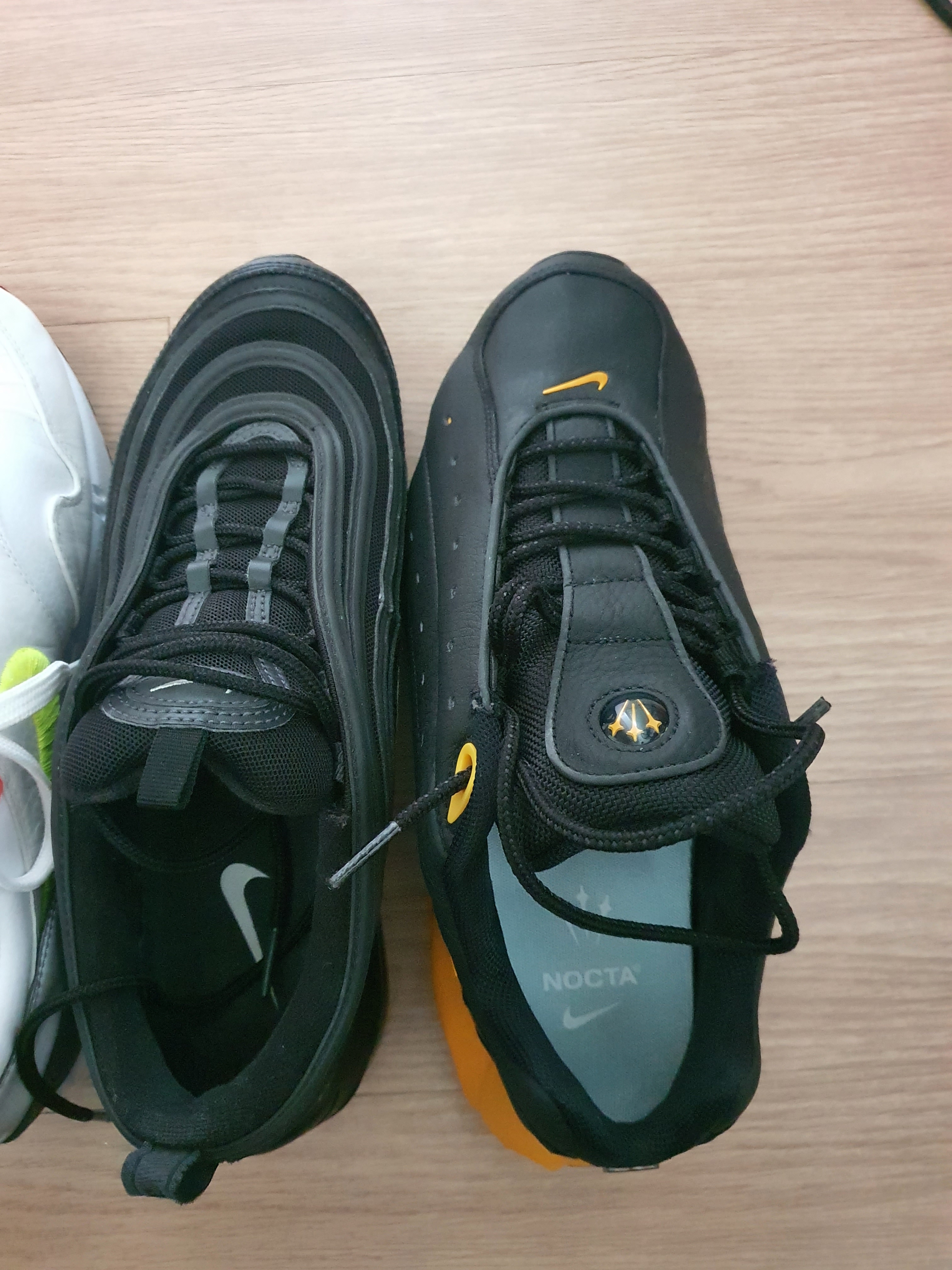 Nike x Drake Nocta Hot Step Air Terra Black and Yellow, Nike Air Max 97 Black White Anthracite 착용 스타일 - 4