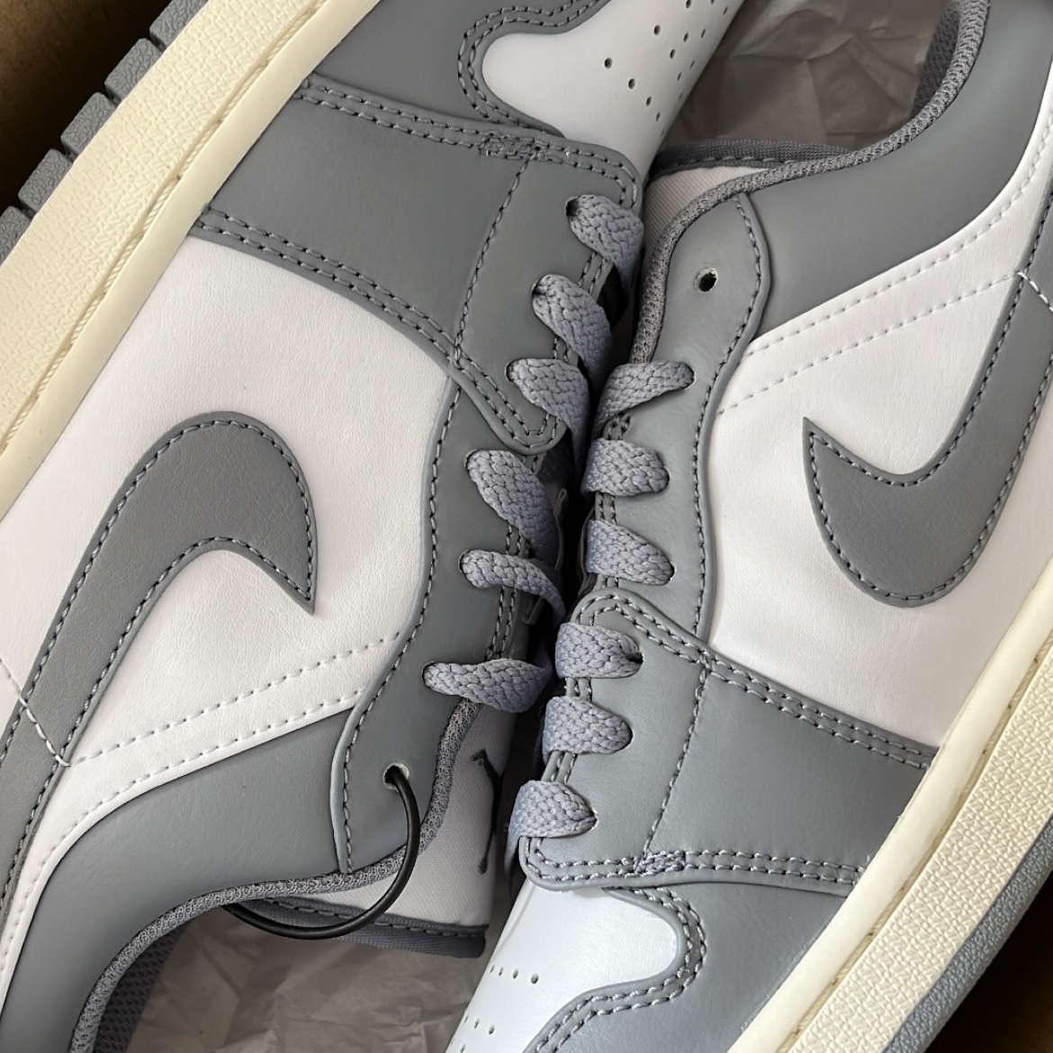 Jordan 1 Low Stealth and White 착용 스타일
