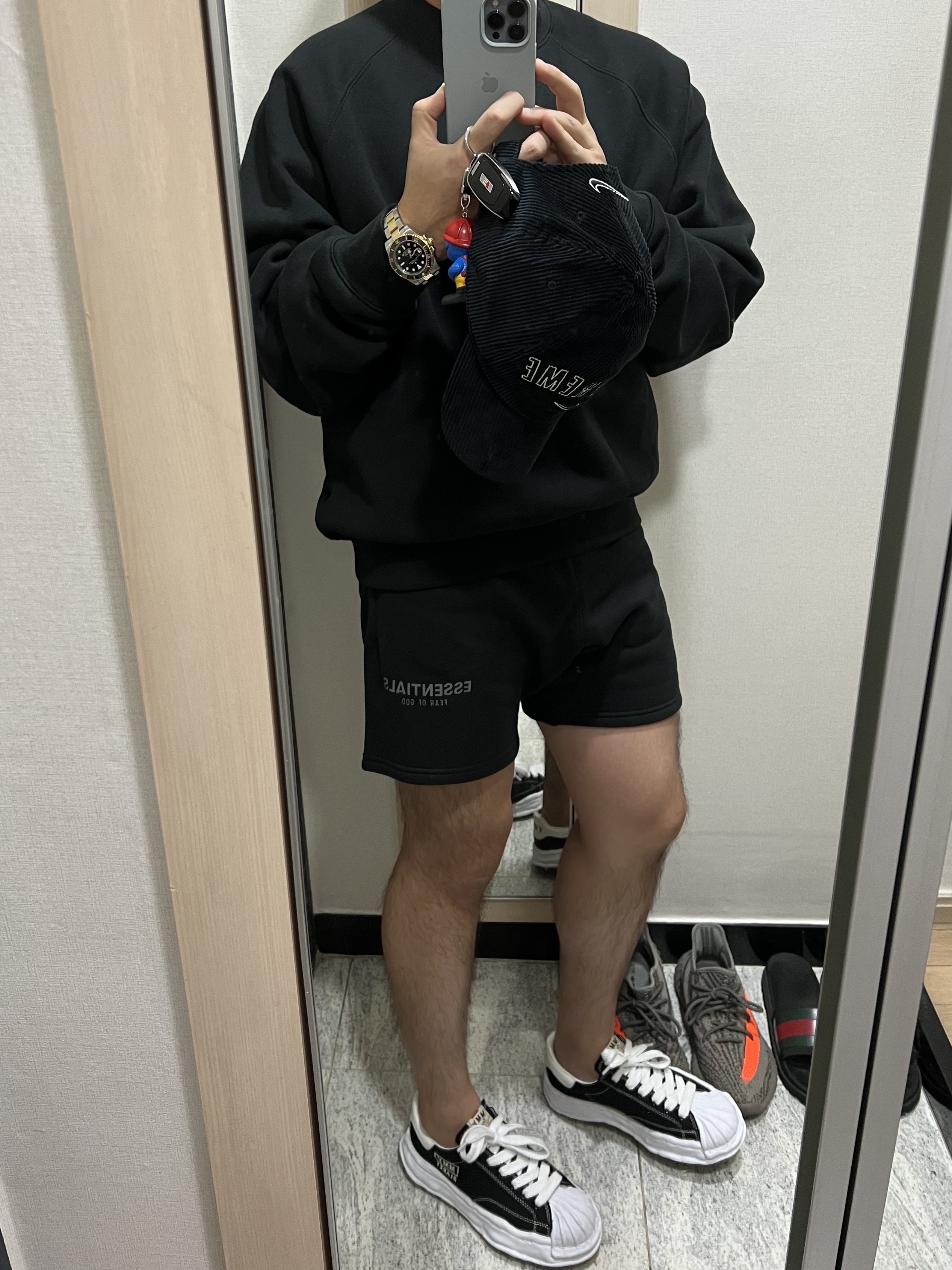 Essentials Pull-Over Crewneck Sweatshirt Black - 21SS, Maison Mihara Yasuhiro Blakey OG Sole Canvas Low-top Sneakers Black White 착용 스타일
